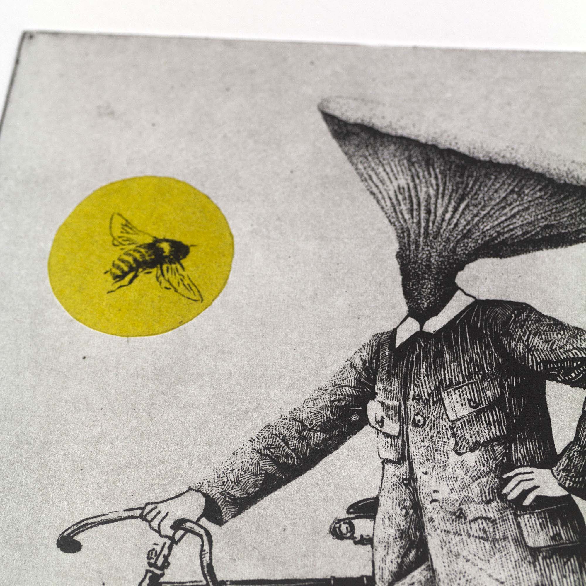 Gravure surréaliste Bee and Mushroom par Clément Scarpi, représentant un personnage à tête de champignon sur un vélo rétro, face à une abeille dans un cercle jaune.