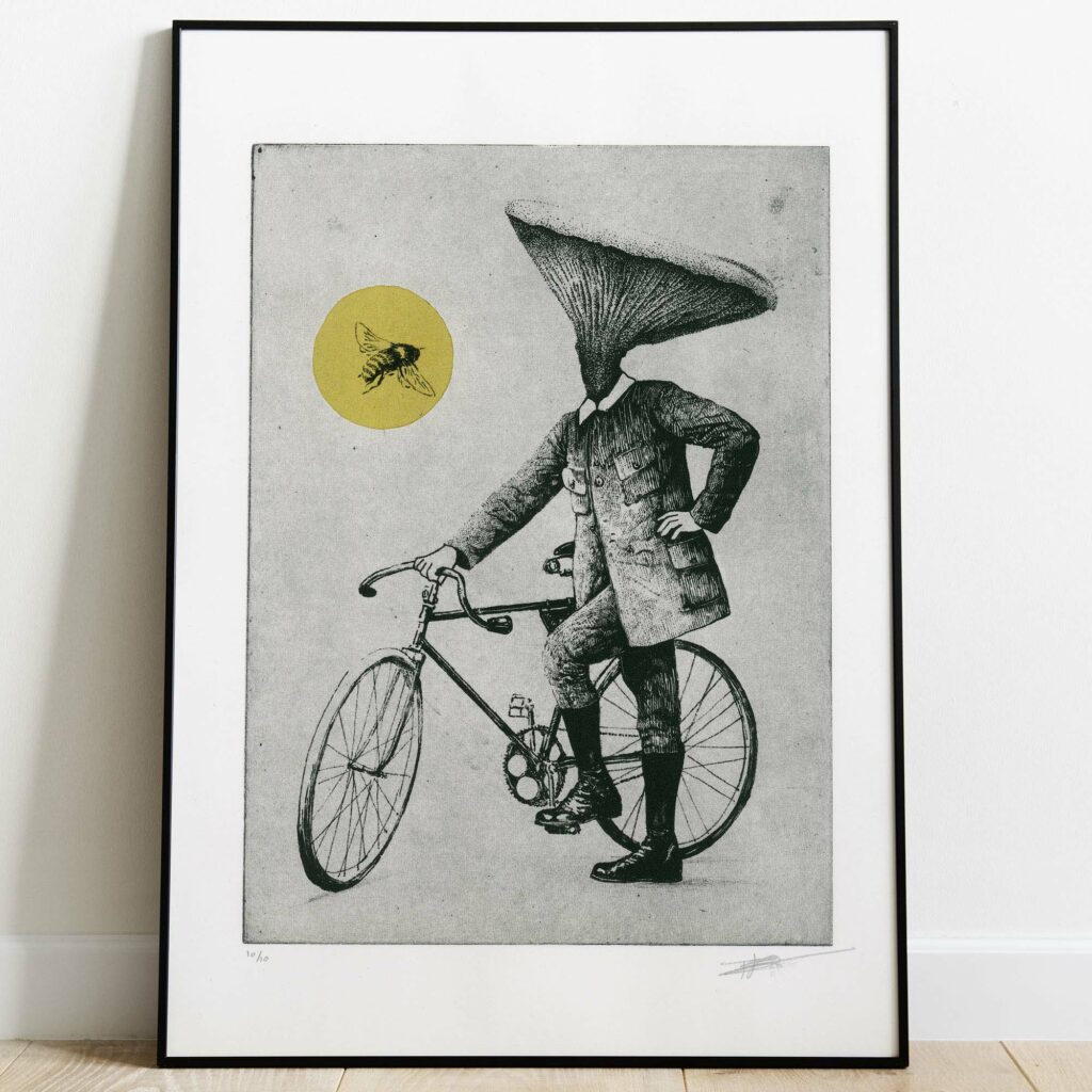 Gravure surréaliste Bee and Mushroom par Clément Scarpi, représentant un personnage à tête de champignon sur un vélo rétro, face à une abeille dans un cercle jaune.
