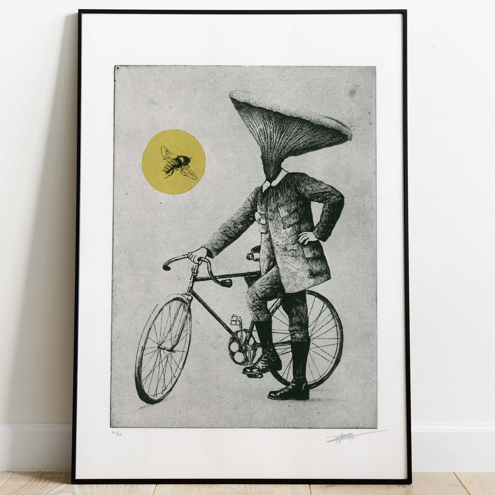 Gravure surréaliste Bee and Mushroom par Clément Scarpi, représentant un personnage à tête de champignon sur un vélo rétro, face à une abeille dans un cercle jaune.