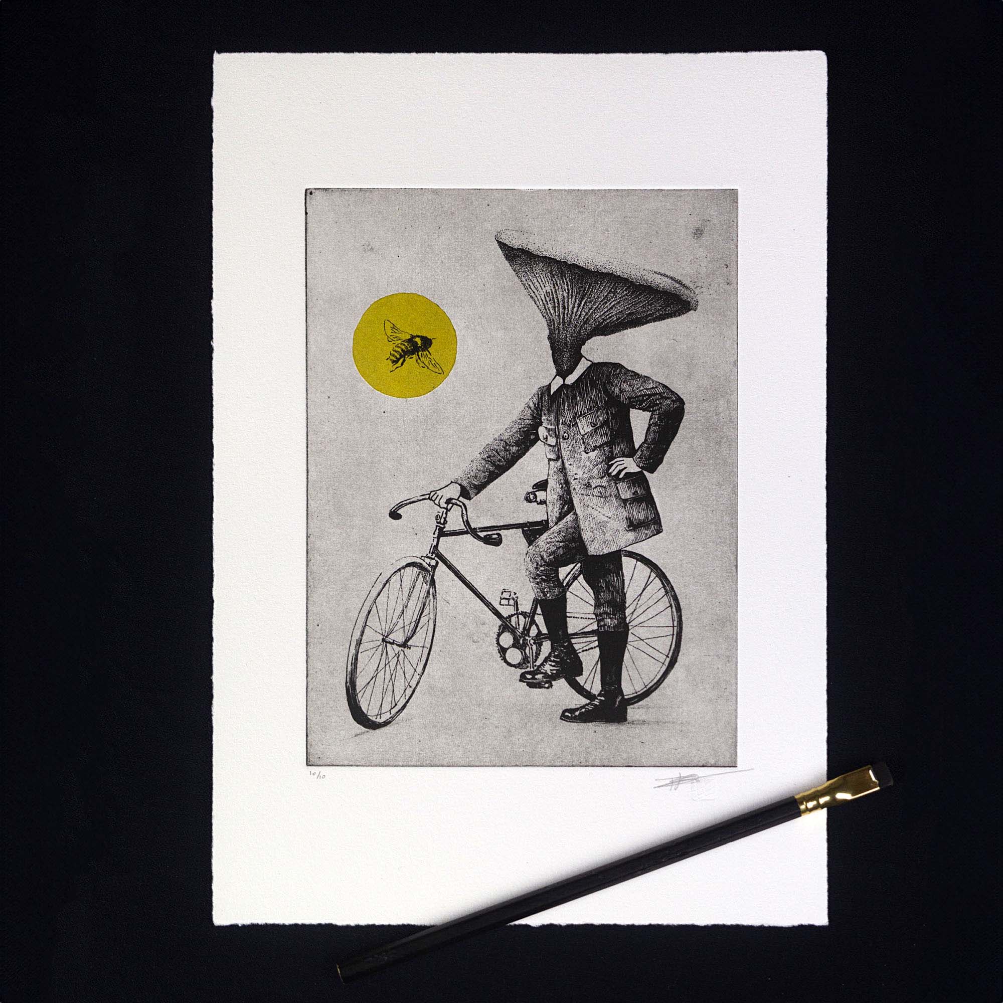 Gravure surréaliste Bee and Mushroom par Clément Scarpi, représentant un personnage à tête de champignon sur un vélo rétro, face à une abeille dans un cercle jaune.