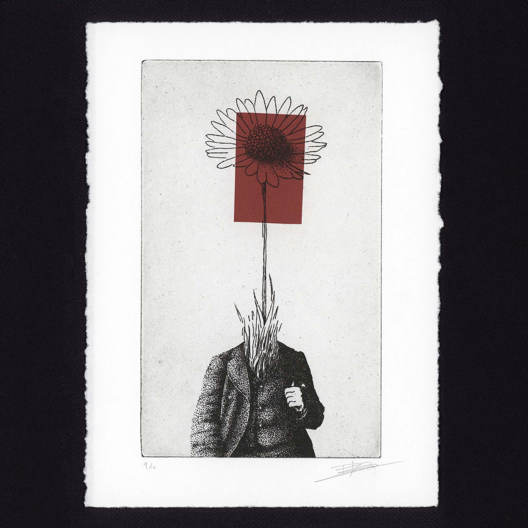 Gravure surréaliste "Bellis perennis" dans un grand cadre noir fin, posée au sol sur un parquet en bois clair contre un mur blanc. L'œuvre verticale montre un personnage en costume dont la tête est remplacée par une grande marguerite sur fond rouge.