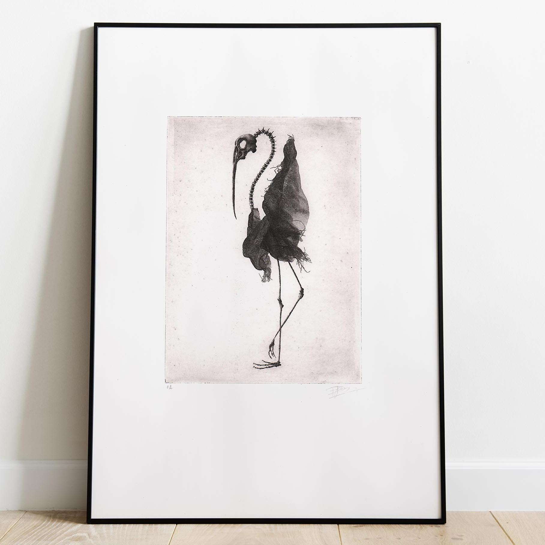 Impression d'art en noir et blanc Bird skull II de l'artiste Clément Scarpi représentant une silhouette d'oiseau hybride avec un crâne détaillé, de longues pattes et un plumage texturé.