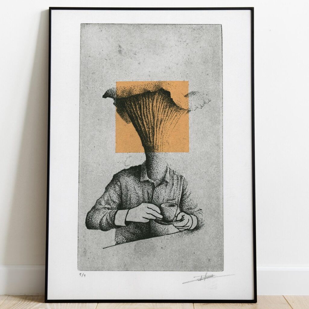 Gravure surréaliste "Mushroom and Coffee" sur papier d'art blanc aux bords frangés, représentant un personnage prenant le café avec une girolle à la place de la tête, signée et numérotée "1/1" au crayon dans la marge inférieure.