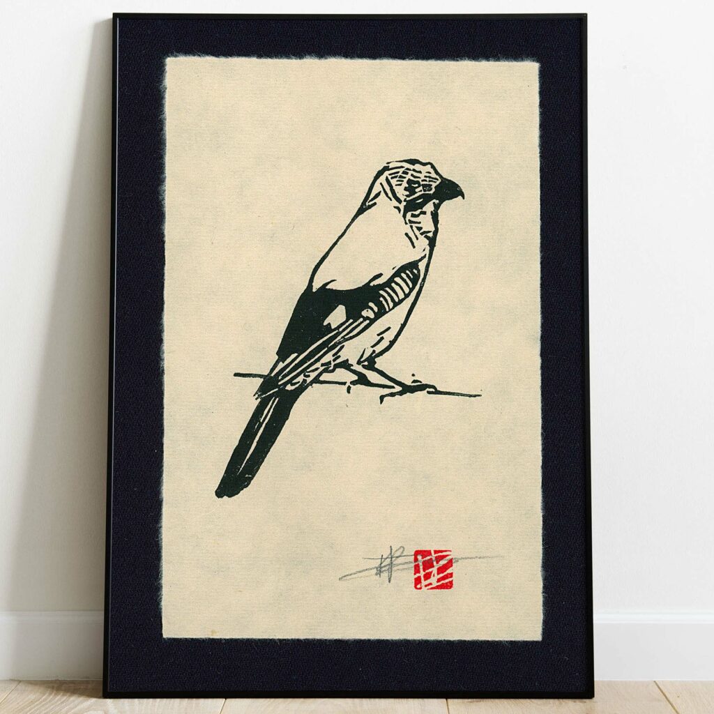 Linogravure en noir et blanc d'un geai des chênes posé de profil sur une fine branche. L'œuvre est imprimée sur un papier artisanal beige texturé aux bords frangés, signée au crayon et marquée d'un sceau rouge de style asiatique en bas à droite.