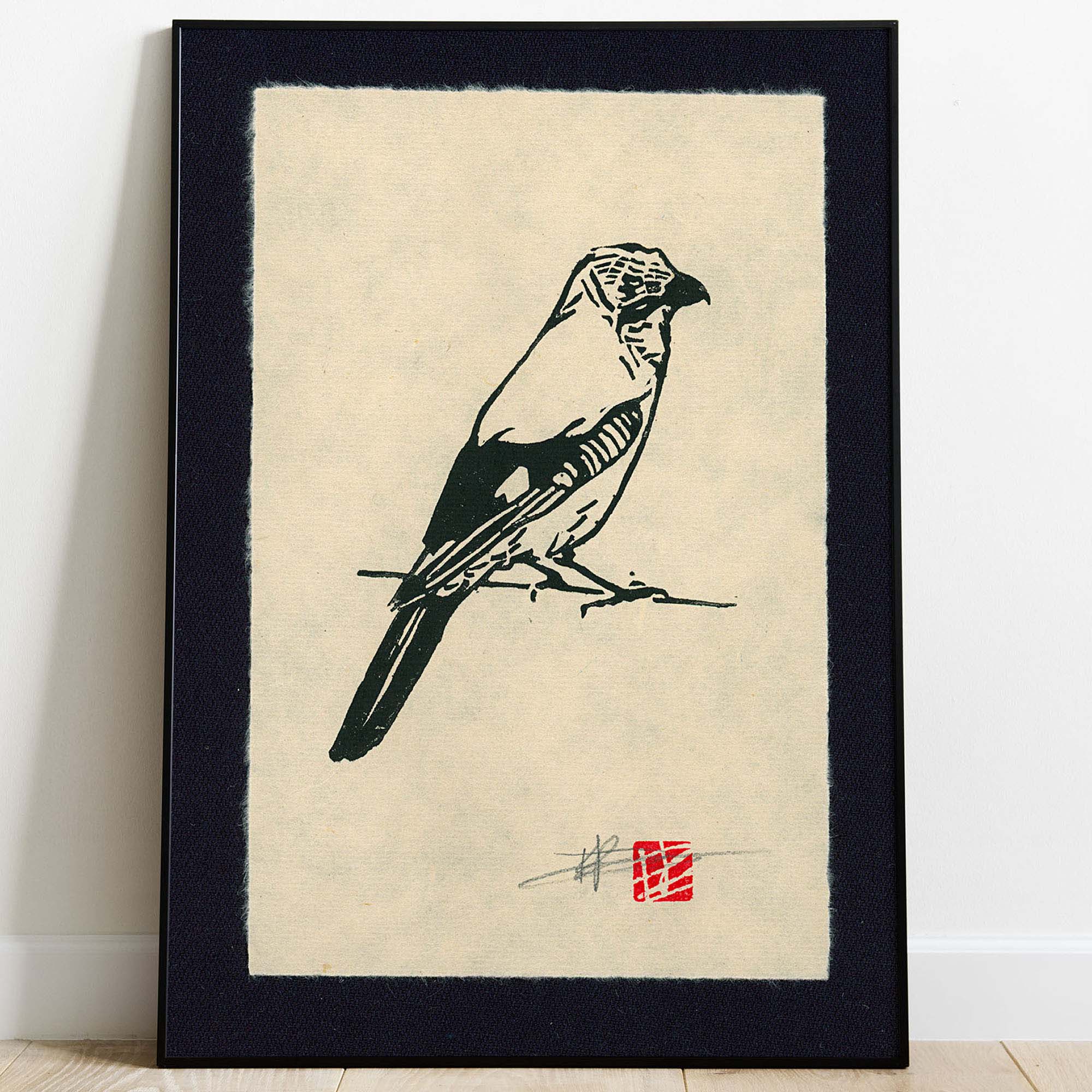 Linogravure en noir et blanc d'un geai des chênes posé de profil sur une fine branche. L'œuvre est imprimée sur un papier artisanal beige texturé aux bords frangés, signée au crayon et marquée d'un sceau rouge de style asiatique en bas à droite.
