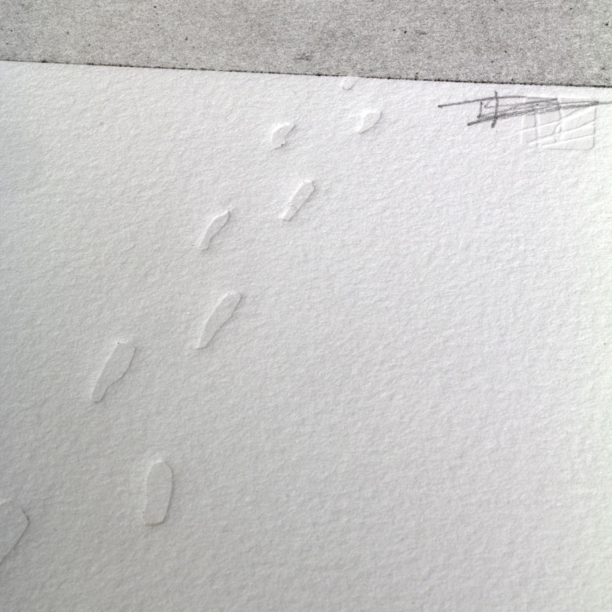 Gravure originale Footprints in the snow de Clément Scarpi. Estampe d'art en noir et blanc représentant un paysage d'hiver enneigé avec un cycliste au loin et des traces de pas en relief (gaufrage) sur papier d'art Velin Arches BFK Rives.