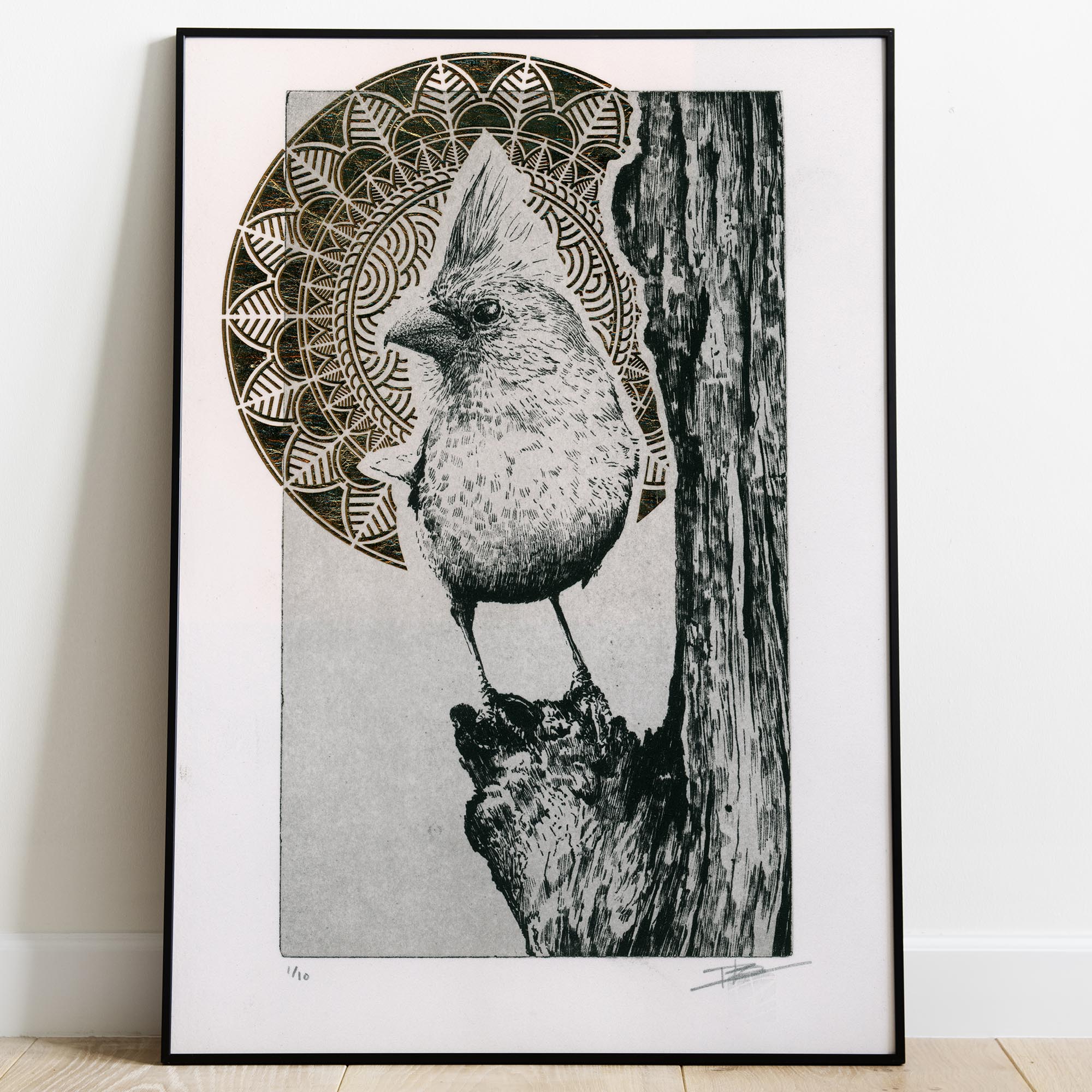 Gravure originale Golden Northern Cardinal par Clément Scarpi, estampe d'oiseau noire et blanche avec détails dorés éclatants.