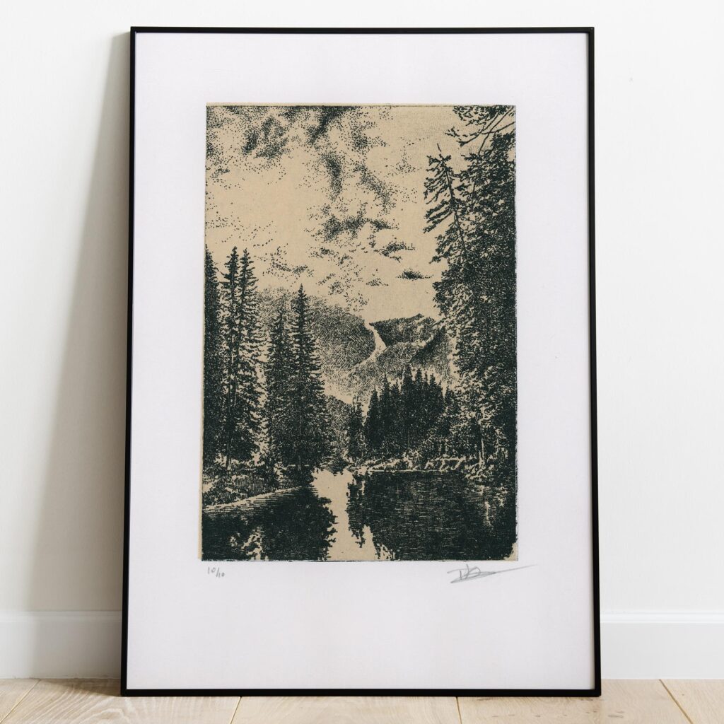 Gravure originale intitulée Landscape I par l'artiste Clément Scarpi, représentant un paysage de forêt de sapins au bord d'un lac avec des montagnes en arrière-plan, imprimée à l'encre sombre sur papier texturé beige aux bords frangés
