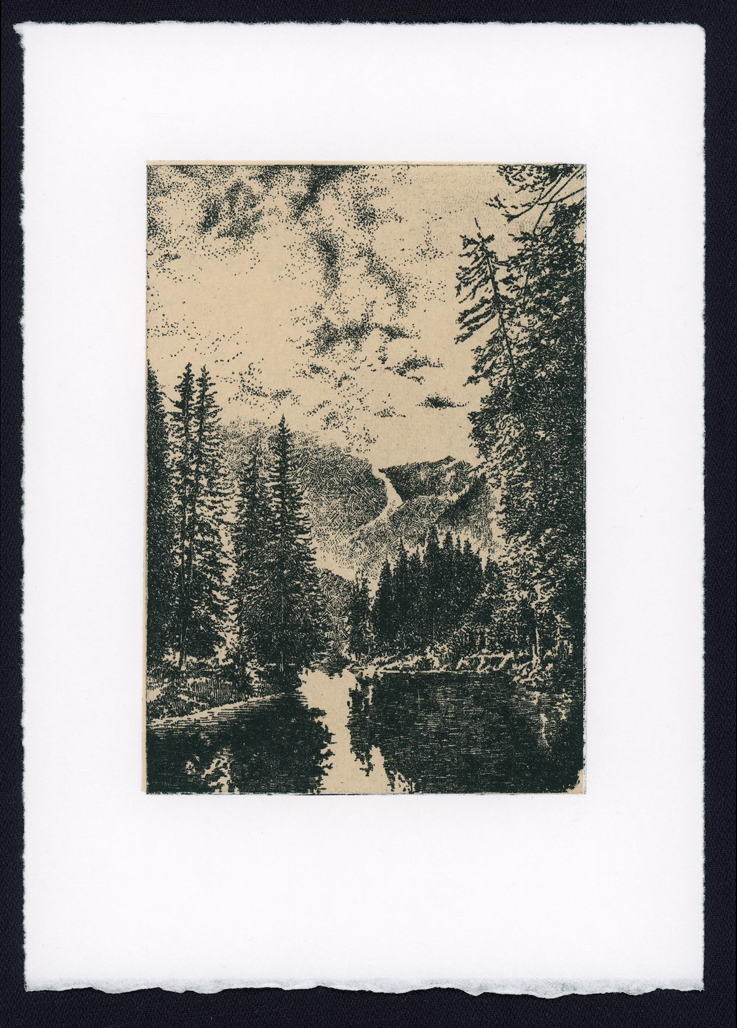 Gravure originale intitulée Landscape I par l'artiste Clément Scarpi, représentant un paysage de forêt de sapins au bord d'un lac avec des montagnes en arrière-plan, imprimée à l'encre sombre sur papier texturé beige aux bords frangés