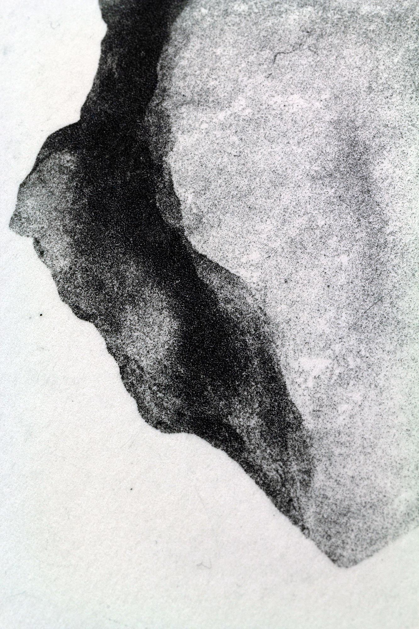 Gravure originale minimaliste The Pebble II par Clément Scarpi, estampe d'art contemporain représentant un galet.
