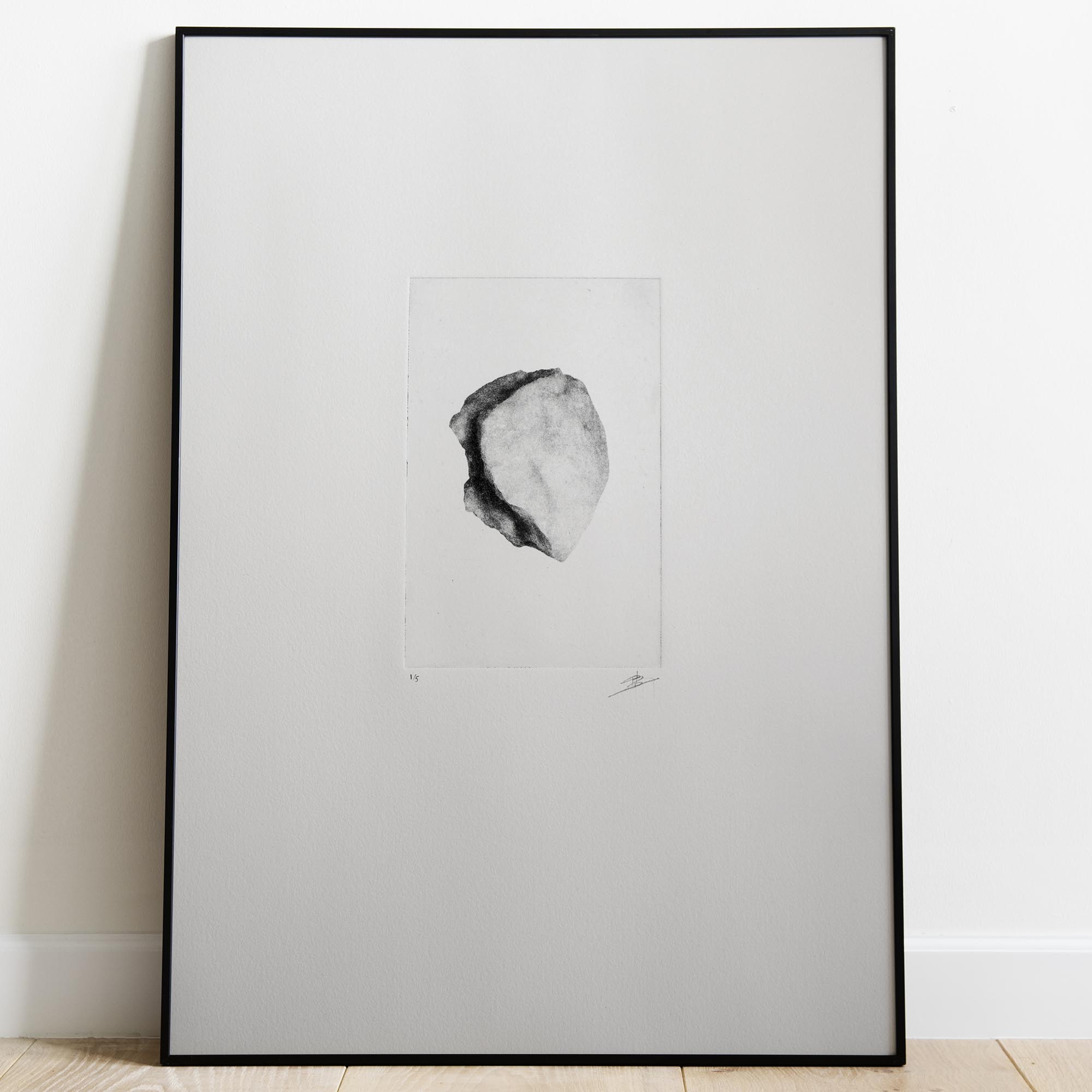 Gravure originale minimaliste The Pebble II par Clément Scarpi, estampe d'art contemporain représentant un galet.