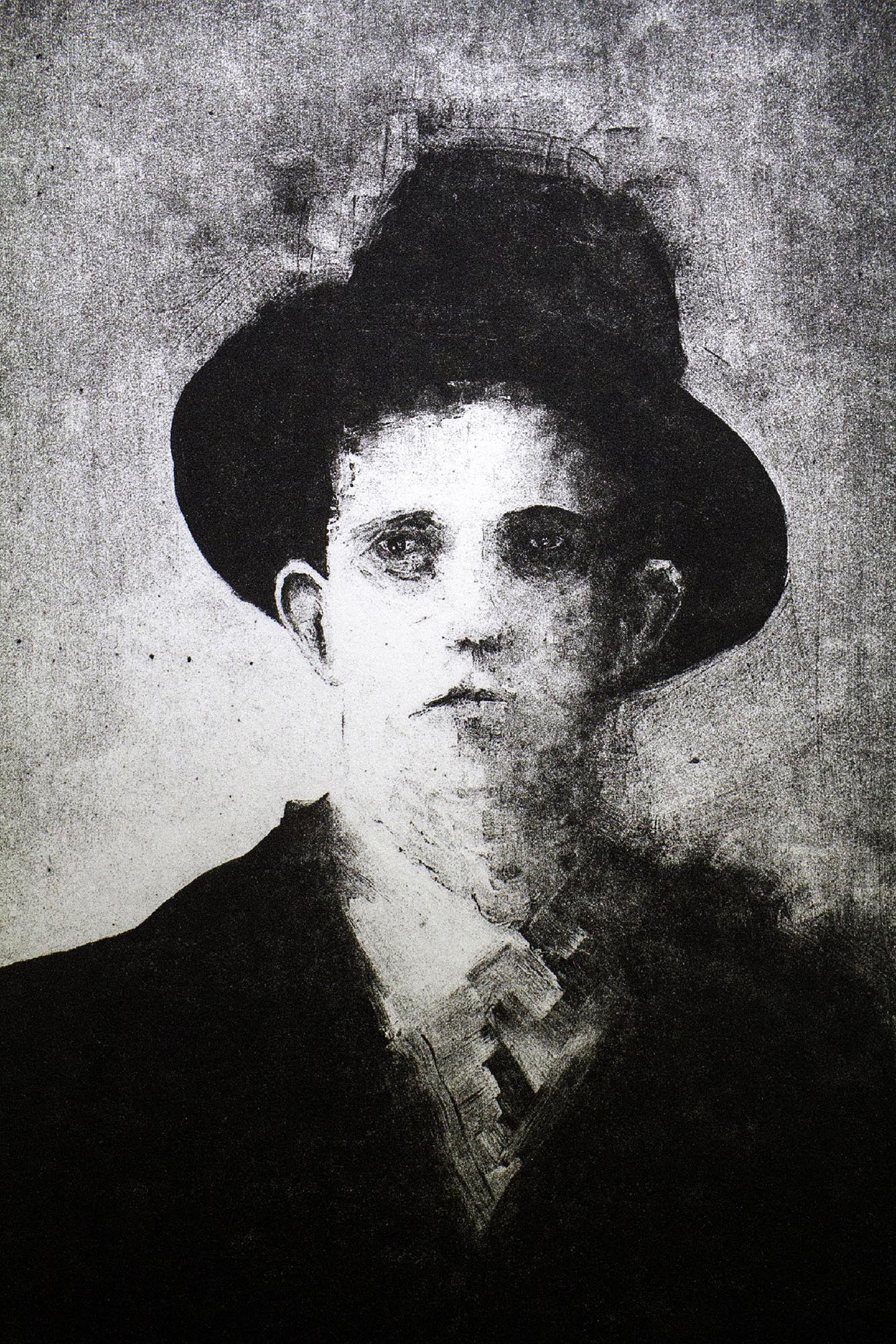 Gravure originale de portrait expressionniste Portrait III de Clément Scarpi. Estampe d'art en noir et blanc représentant le buste d'un jeune homme mystérieux portant un chapeau haut-de-forme et une veste sombre, imprimée sur papier d'art à bords frangés avec signature et numérotation d'artiste.