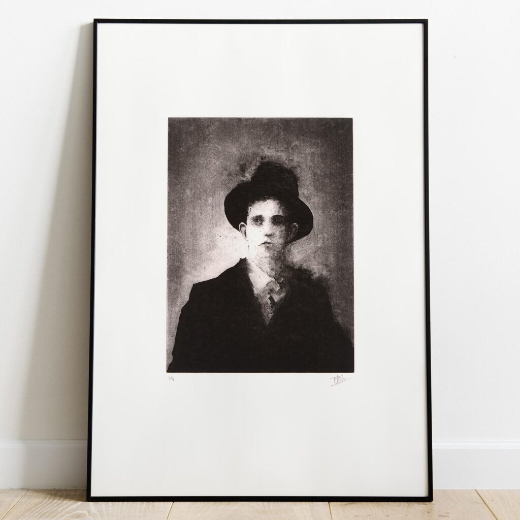 Gravure originale de portrait expressionniste Portrait III de Clément Scarpi. Estampe d'art en noir et blanc représentant le buste d'un jeune homme mystérieux portant un chapeau haut-de-forme et une veste sombre, imprimée sur papier d'art à bords frangés avec signature et numérotation d'artiste.