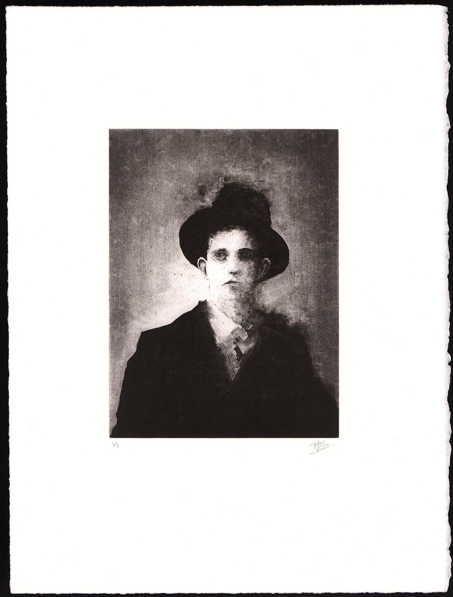 Gravure originale de portrait expressionniste Portrait III de Clément Scarpi. Estampe d'art en noir et blanc représentant le buste d'un jeune homme mystérieux portant un chapeau haut-de-forme et une veste sombre, imprimée sur papier d'art à bords frangés avec signature et numérotation d'artiste.