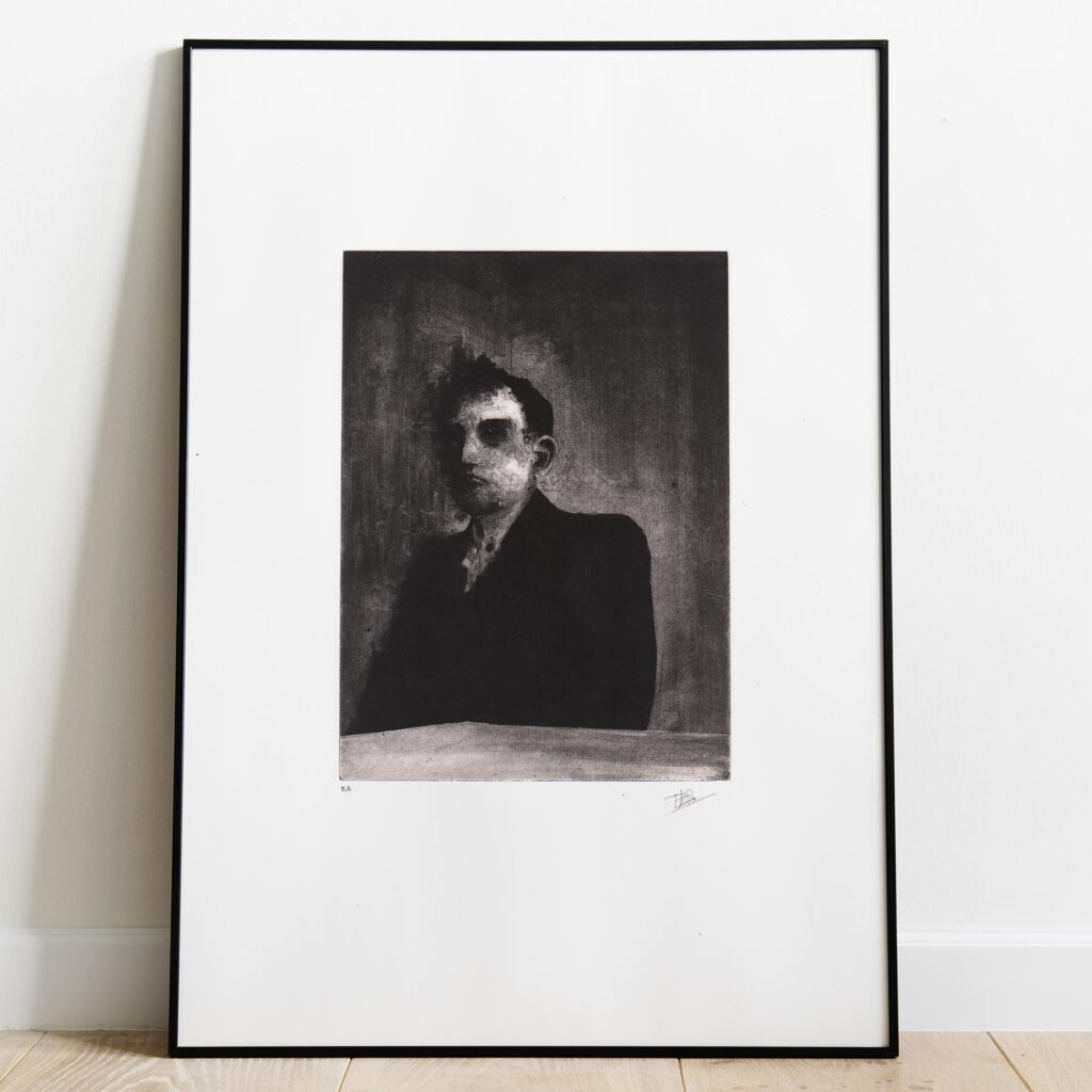 Gravure originale Portrait IV par Clément Scarpi, estampe expressionniste noire et blanche d'un homme en costume, style clair-obscur.