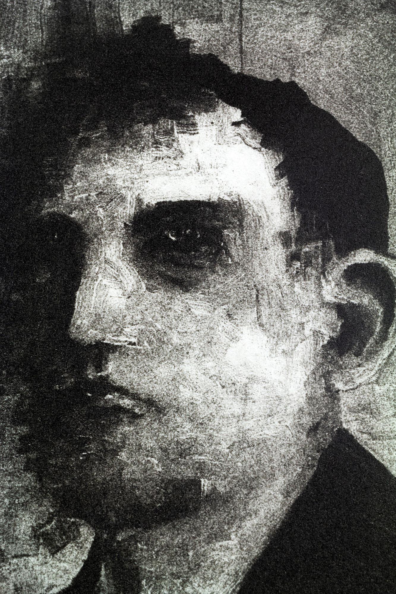 Gravure originale Portrait IV par Clément Scarpi, estampe expressionniste noire et blanche d'un homme en costume, style clair-obscur.