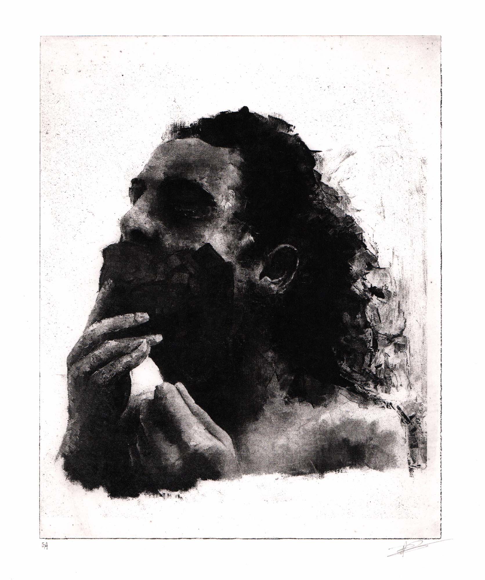 Mise en situation d'un grand cadre noir rectangulaire posé sur un sol en parquet de bois clair contre un mur blanc. À l'intérieur, un large passe-partout blanc met en valeur une estampe verticale à l'encre noire. L'illustration montre un visage masculin fragmenté et ténébreux, émergeant de touches d'encre texturées et de lignes gravées à l'esthétique brute et mélancolique. Sous la gravure, on distingue les inscriptions au crayon « EA » à gauche et la signature de l'artiste à droite.