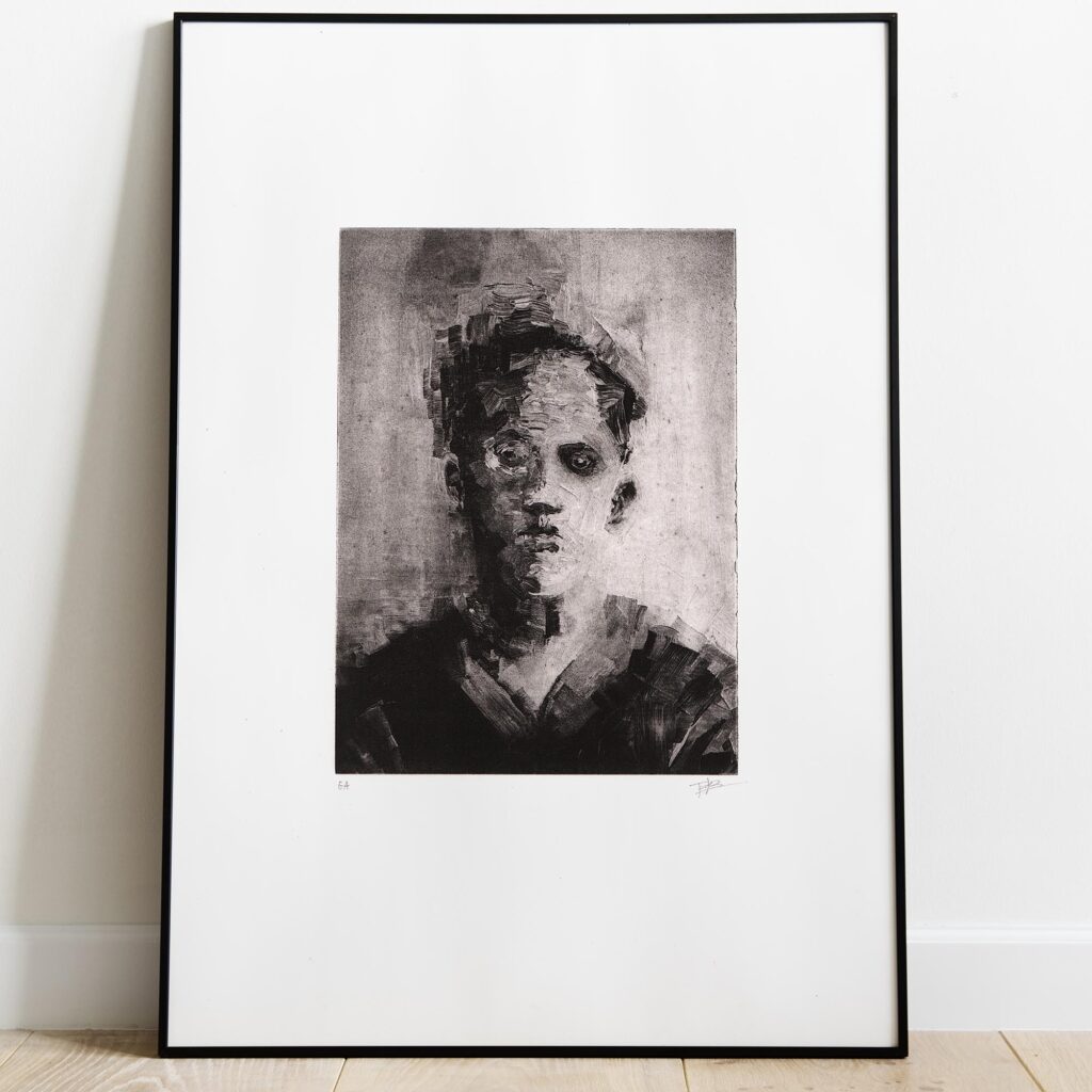 Gravure originale en noir et blanc intitulée Portrait V par l'artiste Clément Scarpi, représentant le visage mélancolique et fragmenté d'un jeune homme de face au regard sombre, présentée sous cadre noir.