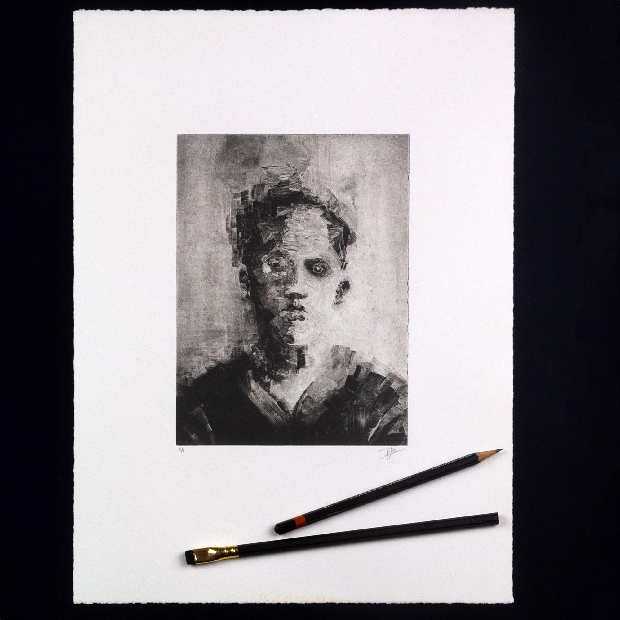 Gravure originale en noir et blanc intitulée Portrait V par l'artiste Clément Scarpi, représentant le visage mélancolique et fragmenté d'un jeune homme de face au regard sombre, présentée sous cadre noir.