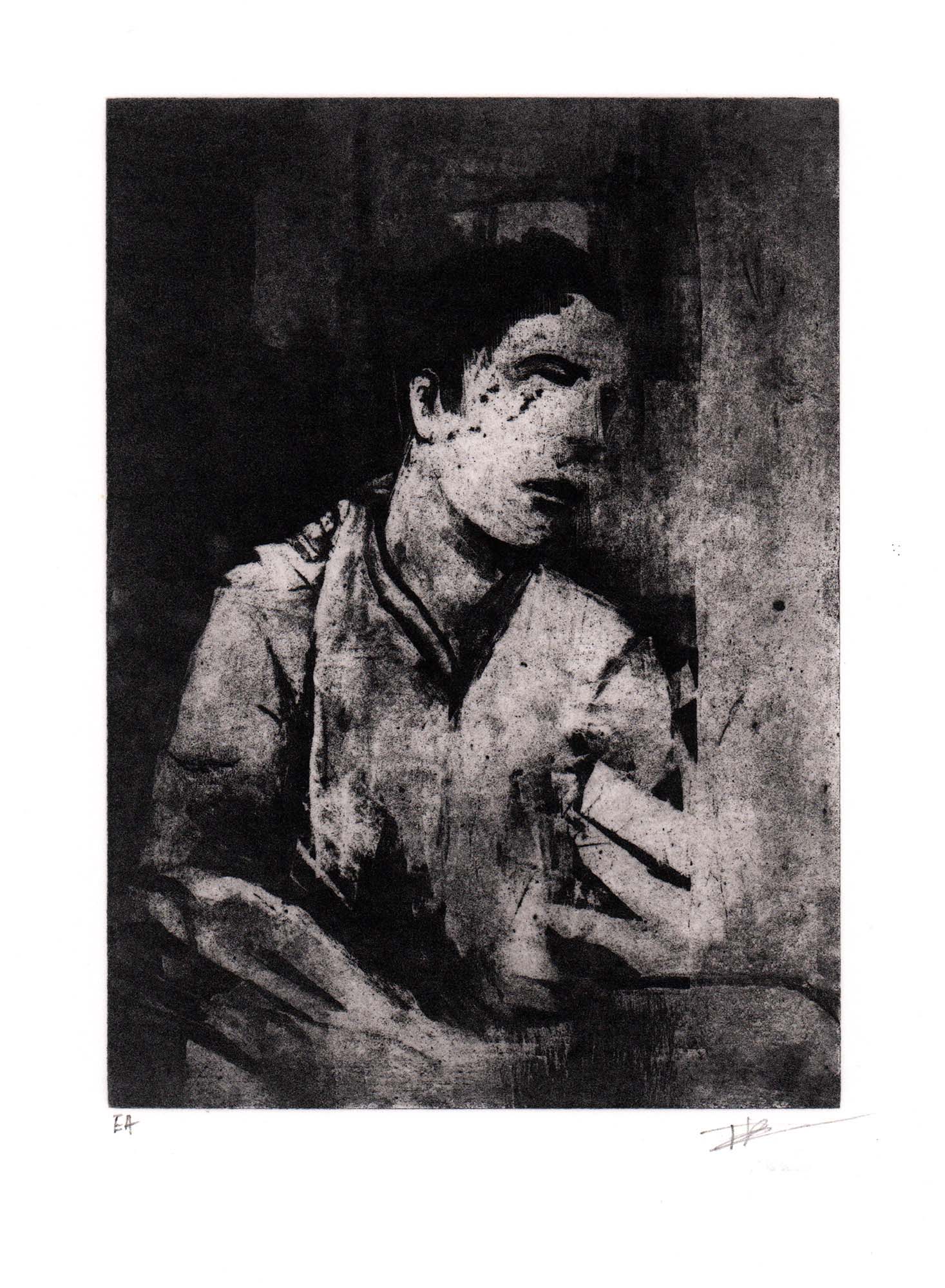 Mise en situation d'un grand cadre noir rectangulaire posé sur un sol en parquet de bois clair contre un mur blanc. À l'intérieur, un large passe-partout blanc met en valeur une estampe verticale à l'encre noire. L'illustration montre un visage masculin fragmenté et ténébreux, émergeant de touches d'encre texturées et de lignes gravées à l'esthétique brute et mélancolique. Sous la gravure, on distingue les inscriptions au crayon « EA » à gauche et la signature de l'artiste à droite.