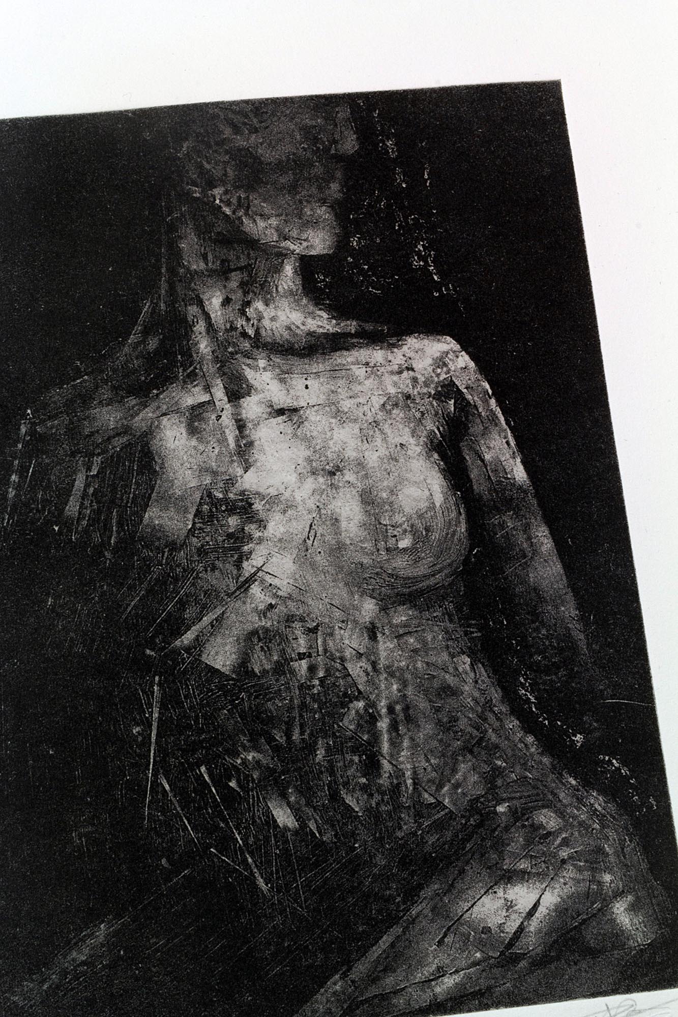 Gravure originale expressionniste Portrait VIII de Clément Scarpi. Estampe d'art en noir et blanc représentant un nu féminin en buste de trois-quarts, au corps texturé et abstrait émergeant d'un fond sombre et texturé, imprimée sur papier d'art avec la mention EA (Épreuve d'Artiste) et signature de l'artiste.