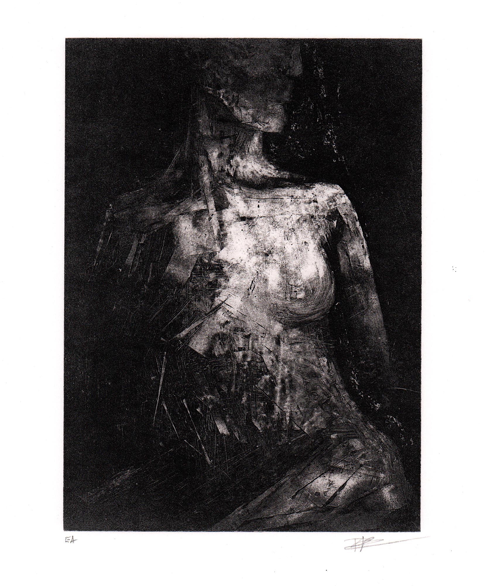 Gravure originale expressionniste Portrait VIII de Clément Scarpi. Estampe d'art en noir et blanc représentant un nu féminin en buste de trois-quarts, au corps texturé et abstrait émergeant d'un fond sombre et texturé, imprimée sur papier d'art avec la mention EA (Épreuve d'Artiste) et signature de l'artiste.