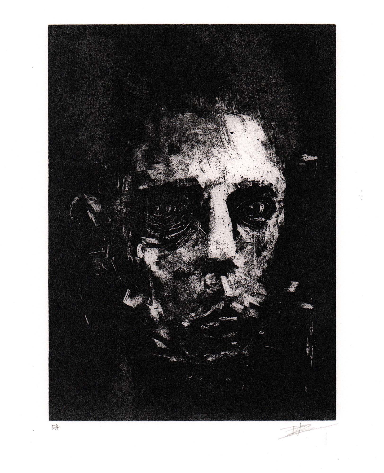 Mise en situation d'un grand cadre noir rectangulaire posé sur un sol en parquet de bois clair contre un mur blanc. À l'intérieur, un large passe-partout blanc met en valeur une estampe verticale à l'encre noire. L'illustration montre un visage masculin fragmenté et ténébreux, émergeant de touches d'encre texturées et de lignes gravées à l'esthétique brute et mélancolique. Sous la gravure, on distingue les inscriptions au crayon « EA » à gauche et la signature de l'artiste à droite.
