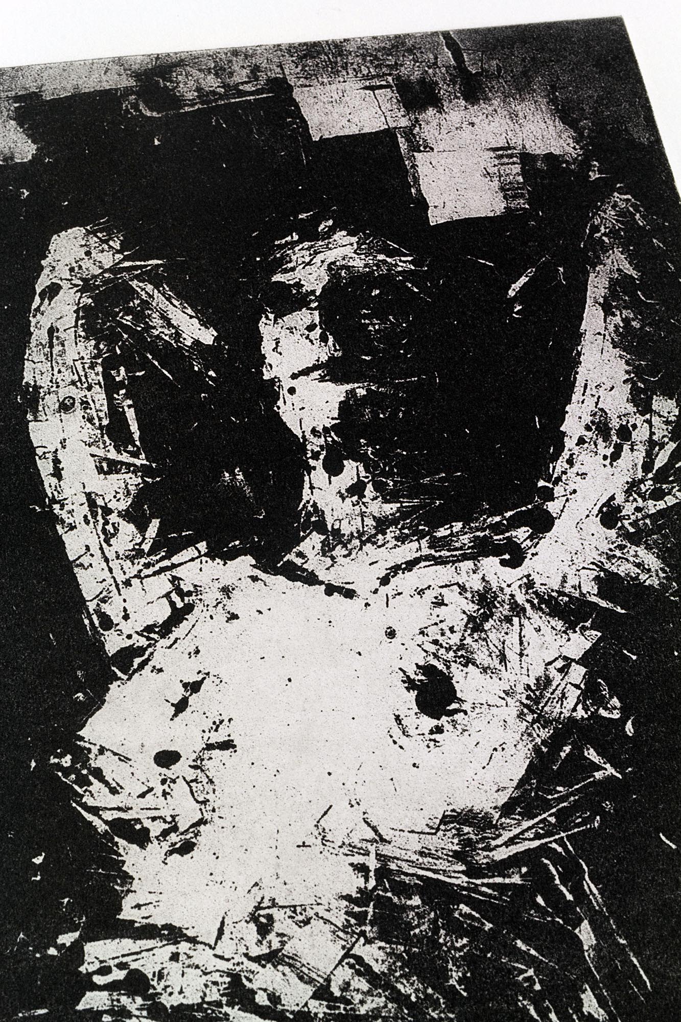 Gravure originale en noir et blanc intitulée Portrait XIII par l'artiste Clément Scarpi, représentant un torse et un visage humain stylisés aux textures brutes, les bras levés derrière la tête, présentée sous cadre noir.