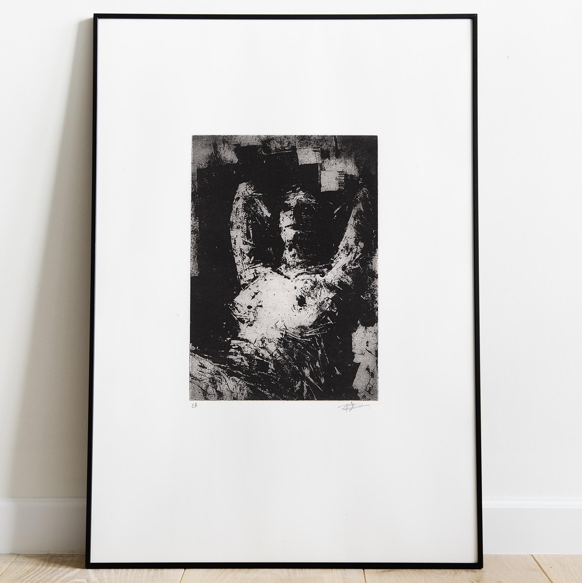 Gravure originale en noir et blanc intitulée Portrait XIII par l'artiste Clément Scarpi, représentant un torse et un visage humain stylisés aux textures brutes, les bras levés derrière la tête, présentée sous cadre noir.