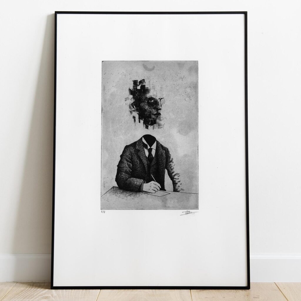 Gravure originale en noir et blanc intitulée Portrait XV par l'artiste Clément Scarpi, représentant un personnage surréaliste en costume assis à une table en train d'écrire, dont le visage texturé et fragmenté lévite au-dessus du col, présentée sous cadre noir.