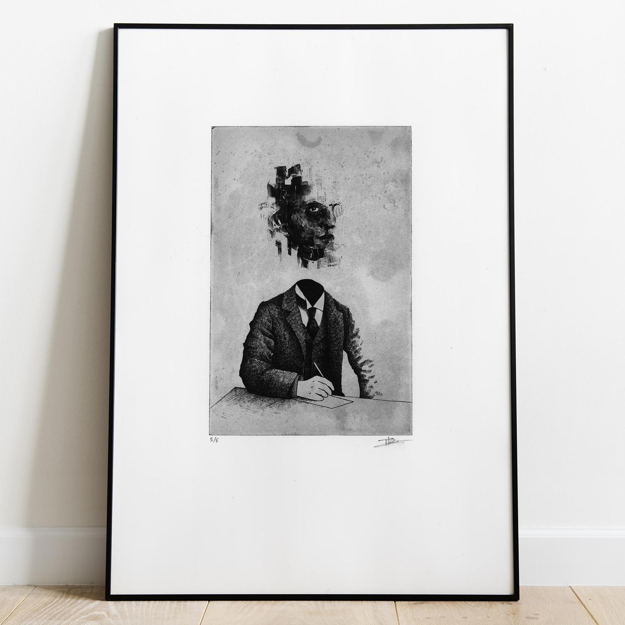 Gravure originale en noir et blanc intitulée Portrait XV par l'artiste Clément Scarpi, représentant un personnage surréaliste en costume assis à une table en train d'écrire, dont le visage texturé et fragmenté lévite au-dessus du col, présentée sous cadre noir.