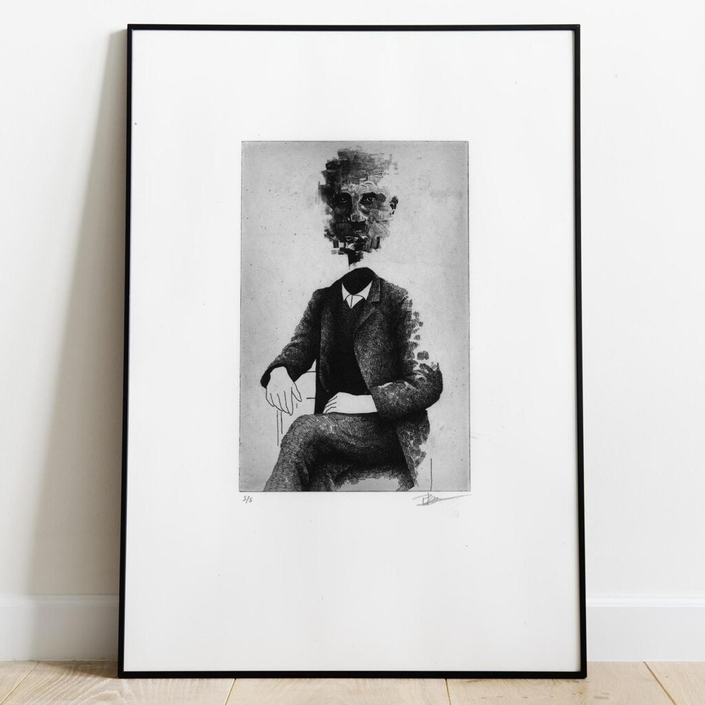 Gravure originale en noir et blanc intitulée Portrait XVI par l'artiste Clément Scarpi, représentant un homme en costume assis de trois-quarts dont la tête lévite légèrement et s'efface dans une texture abstraite, présentée sous cadre noir.