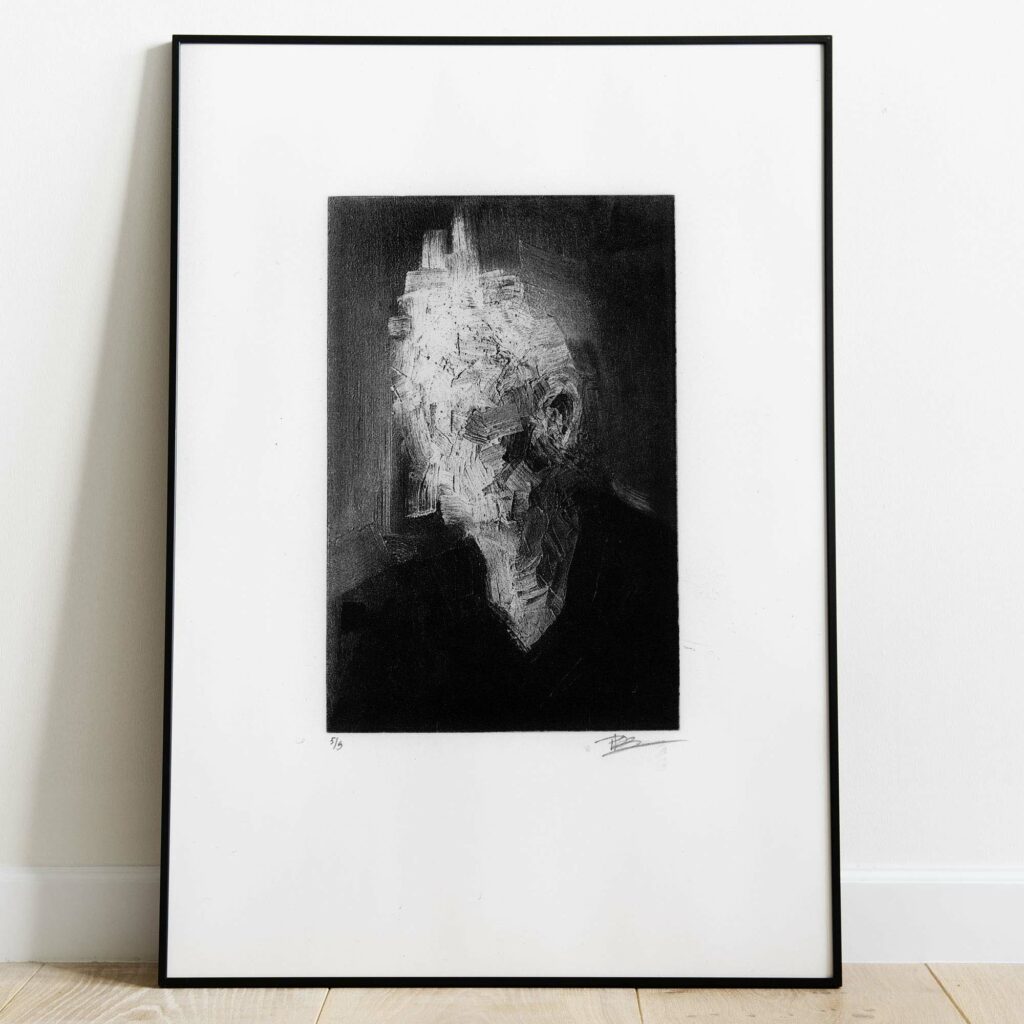 Impression d'art Portrait XVIII par Clément Scarpi, une estampe monochrome expressionniste et texturée en noir et blanc représentant un portrait sombre et mystérieux.