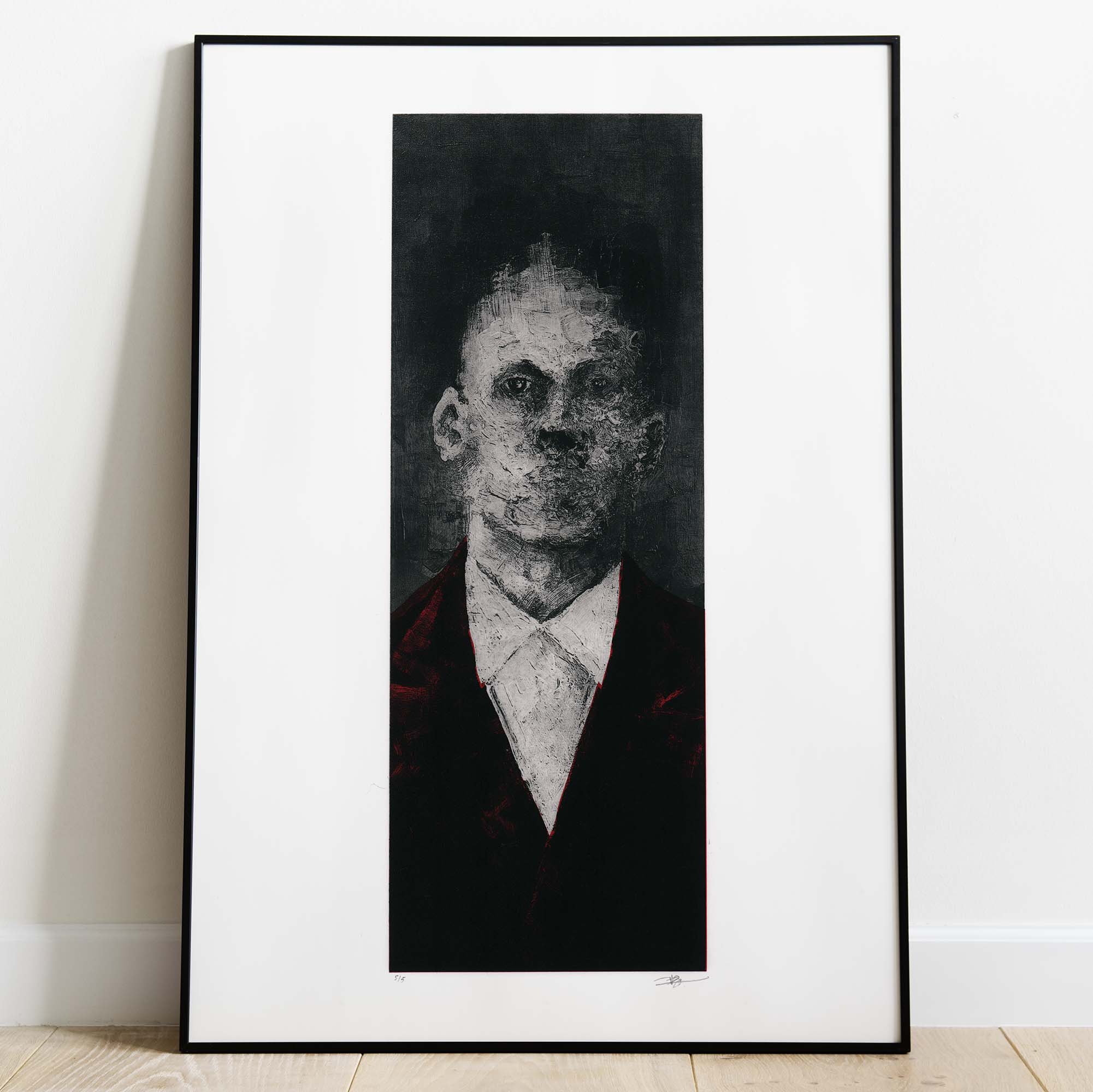 Gravure expressionniste "Portrait XXI" dans un grand cadre noir fin, posée au sol sur un parquet en bois clair contre un mur blanc. L'œuvre verticale représente un homme en costume sombre rehaussé de rouge.