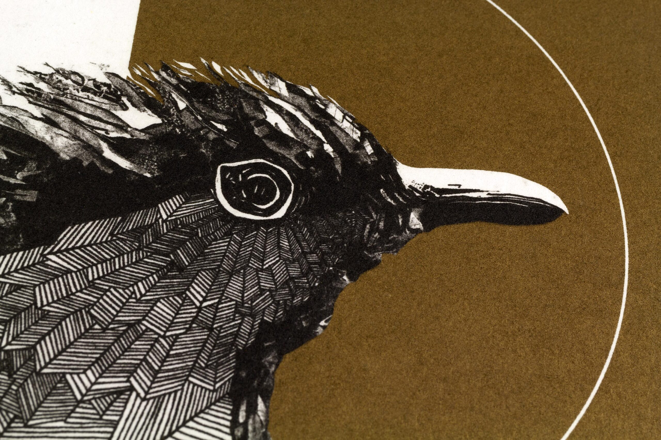 Gravure originale intitulée The Red Robin par l'artiste Clément Scarpi, représentant de profil le buste stylisé d'un oiseau noir aux plumes texturées, surmonté d'un rectangle marron brique et d'une fine ligne circulaire blanche, présentée sous cadre noir.
