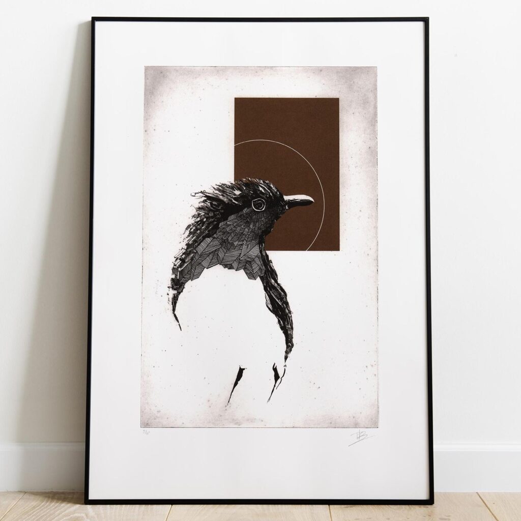 Gravure originale intitulée The Red Robin par l'artiste Clément Scarpi, représentant de profil le buste stylisé d'un oiseau noir aux plumes texturées, surmonté d'un rectangle marron brique et d'une fine ligne circulaire blanche, présentée sous cadre noir.