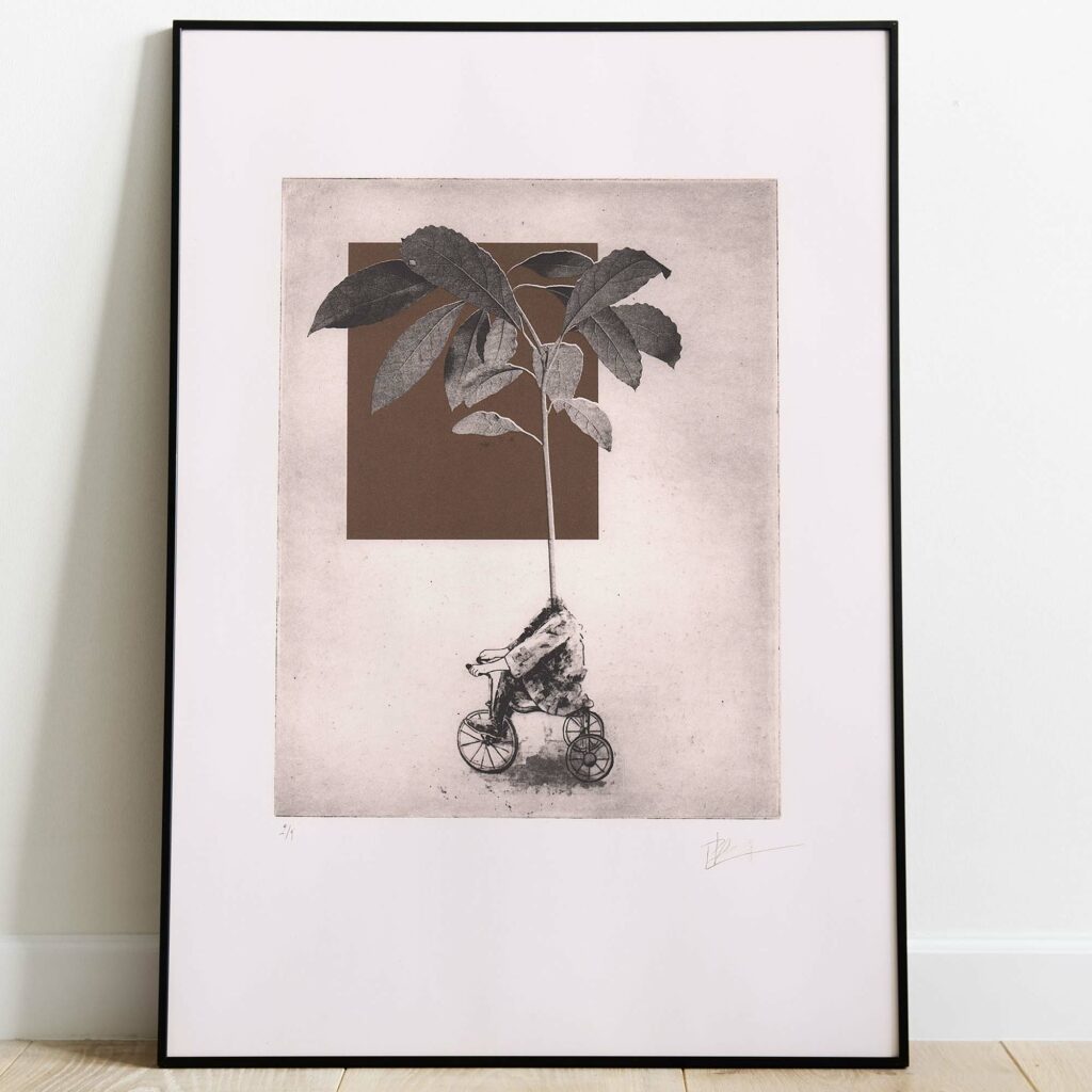 Gravure surréaliste représentant un personnage sur un tricycle dont la tête est remplacée par une grande plante d'avocatier à feuilles, se détachant sur un fond géométrique marron. L'œuvre est signée et numérotée à la main "2/4" dans la marge.