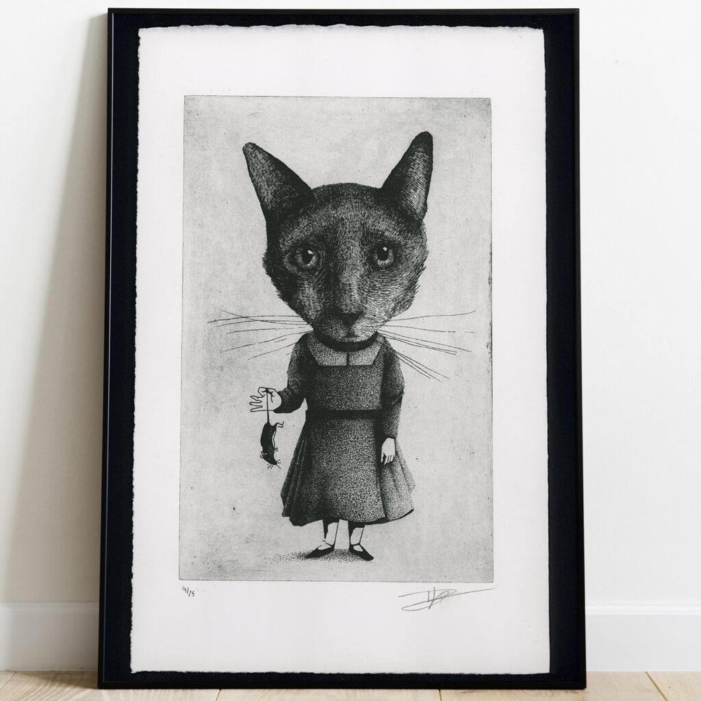 Gravure originale à l'eau-forte « Le Chat » par Clément Scarpi. Illustration surréaliste en noir et blanc d'un personnage anthropomorphe à tête de chat portant une robe et tenant une souris. Tirage d'art limité et signé, présenté dans un cadre noir moderne.