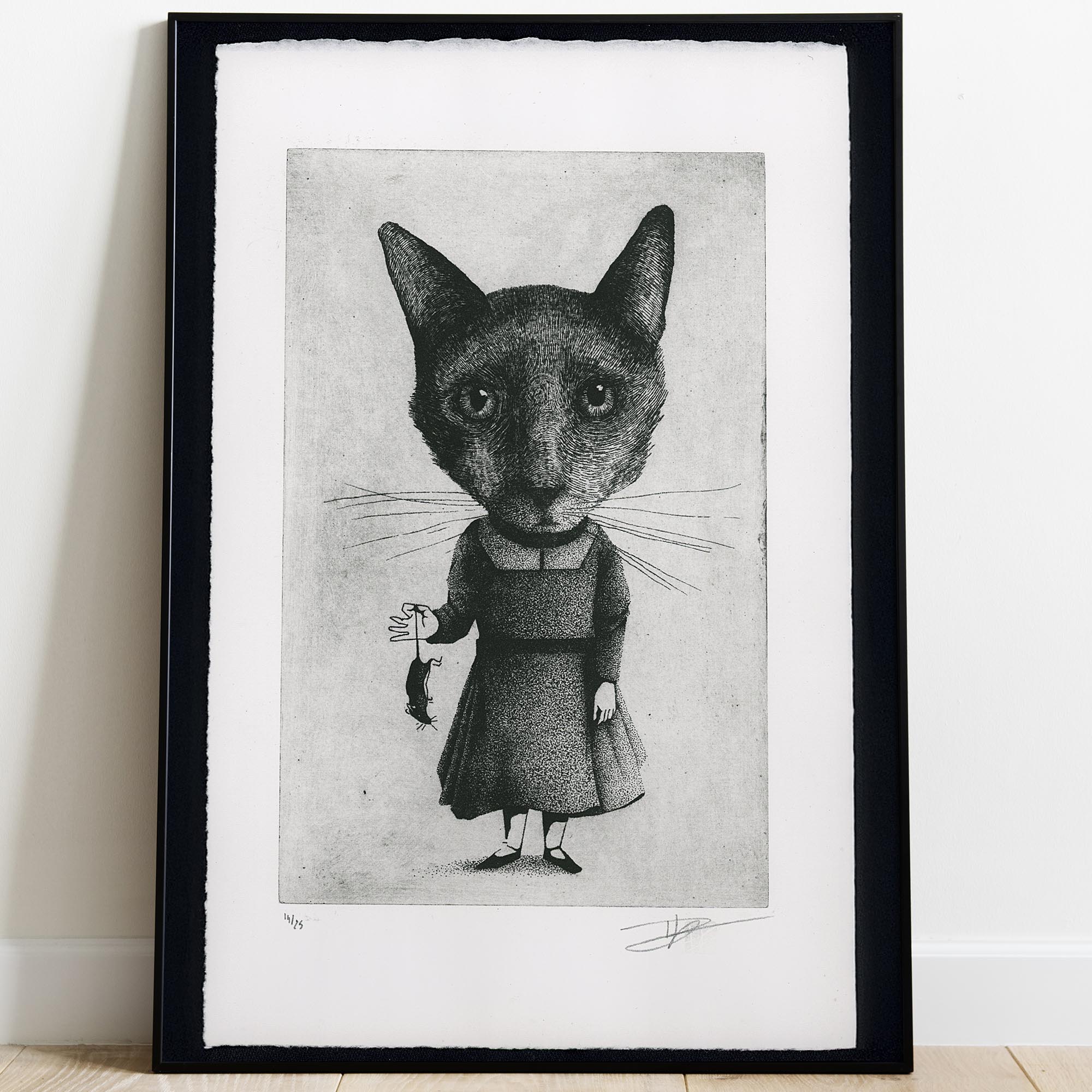 Gravure originale à l'eau-forte « Le Chat » par Clément Scarpi. Illustration surréaliste en noir et blanc d'un personnage anthropomorphe à tête de chat portant une robe et tenant une souris. Tirage d'art limité et signé, présenté dans un cadre noir moderne.