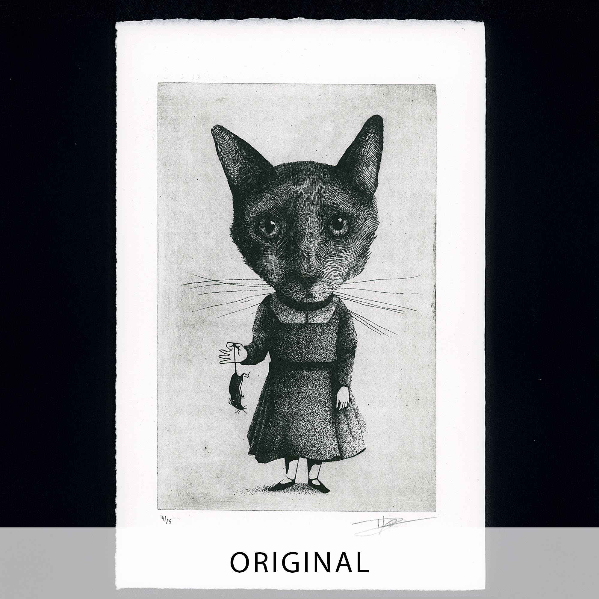 Gravure originale à l'eau-forte « Le Chat » par Clément Scarpi. Illustration surréaliste en noir et blanc d'un personnage anthropomorphe à tête de chat portant une robe et tenant une souris. Tirage d'art limité et signé, présenté dans un cadre noir moderne.