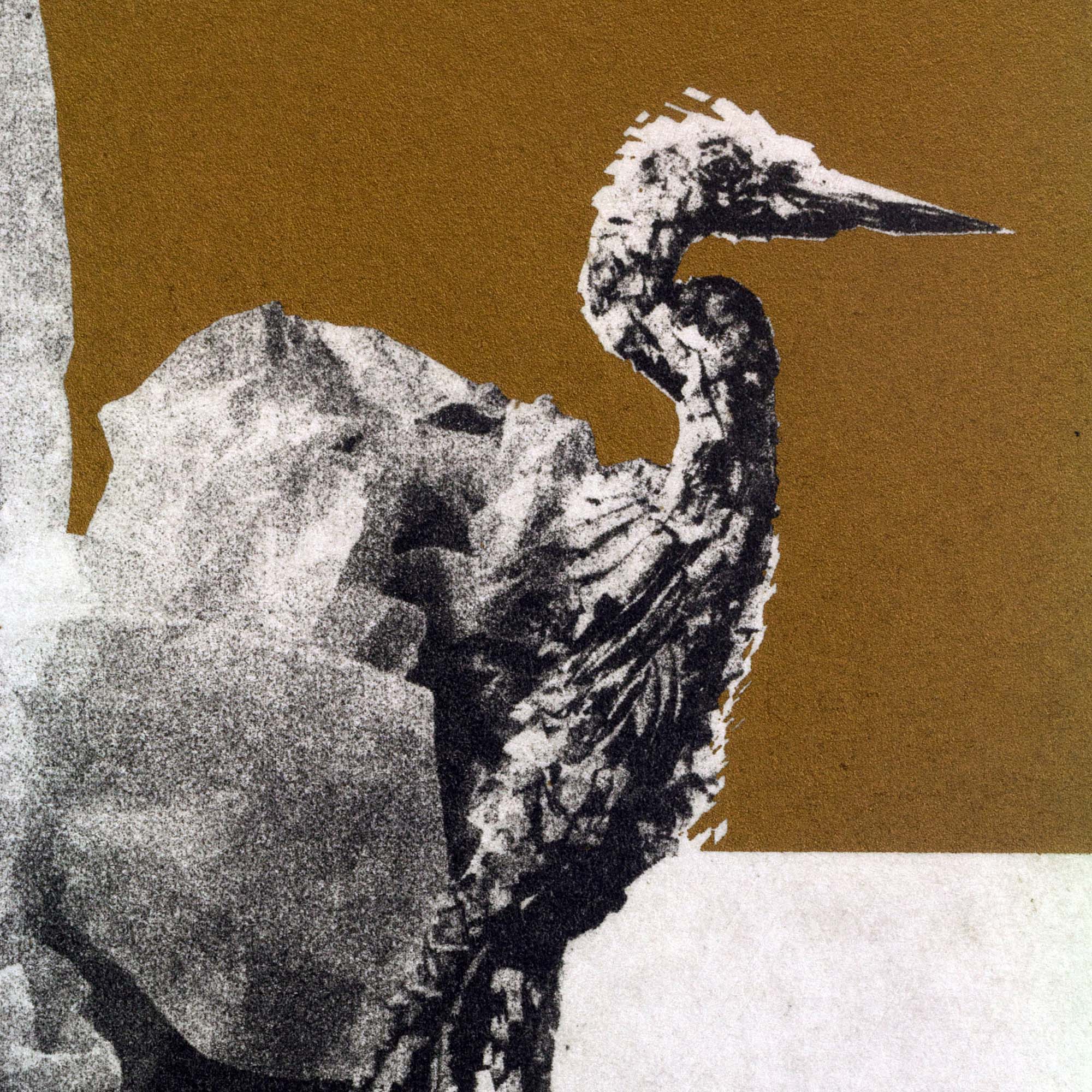 Gravure originale en édition limitée « The Crane (la grue) » par l'artiste Clément Scarpi. Estampe contemporaine représentant une grue émergeant d'une forme minérale, surmontée d'un rectangle marron terre de Sienne. Œuvre signée présentée dans un cadre noir.