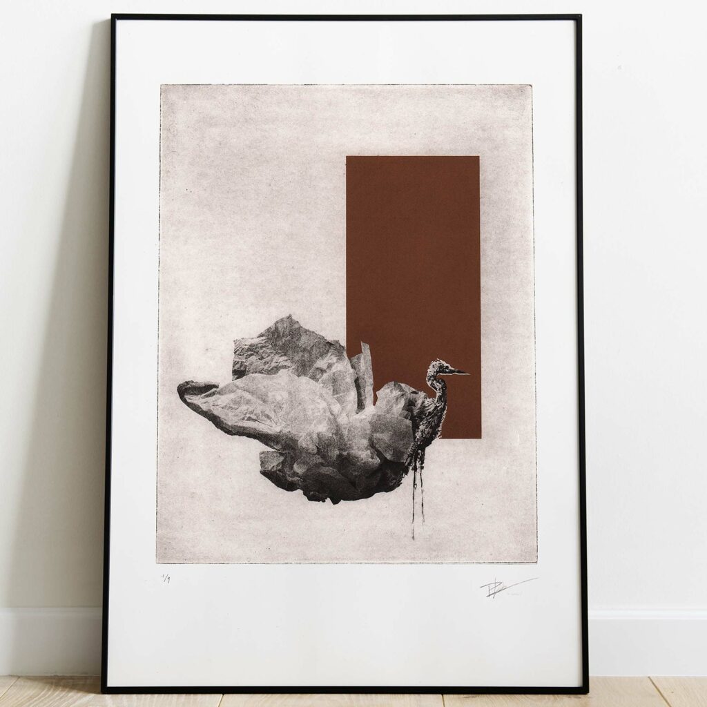 Gravure originale en édition limitée « The Crane (la grue) » par l'artiste Clément Scarpi. Estampe contemporaine représentant une grue émergeant d'une forme minérale, surmontée d'un rectangle marron terre de Sienne. Œuvre signée présentée dans un cadre noir.