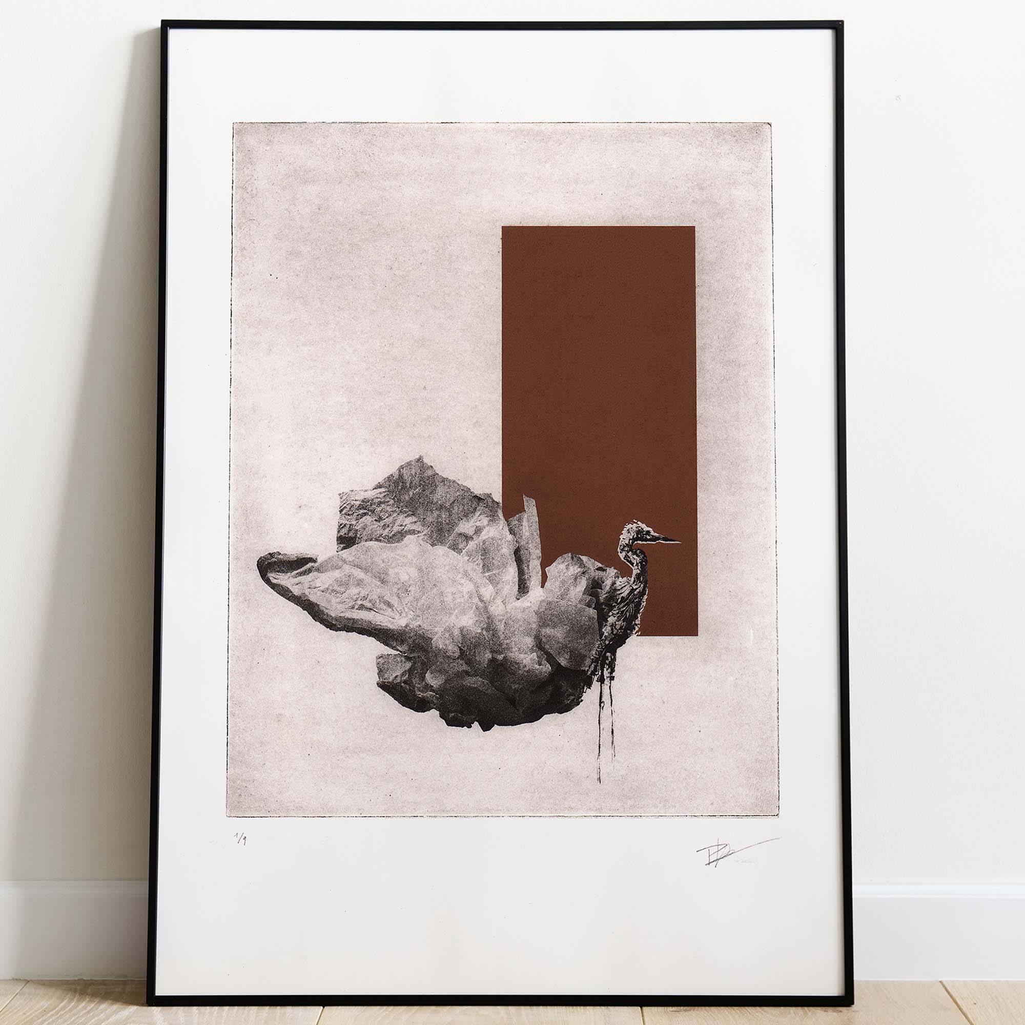 Gravure originale en édition limitée « The Crane (la grue) » par l'artiste Clément Scarpi. Estampe contemporaine représentant une grue émergeant d'une forme minérale, surmontée d'un rectangle marron terre de Sienne. Œuvre signée présentée dans un cadre noir.