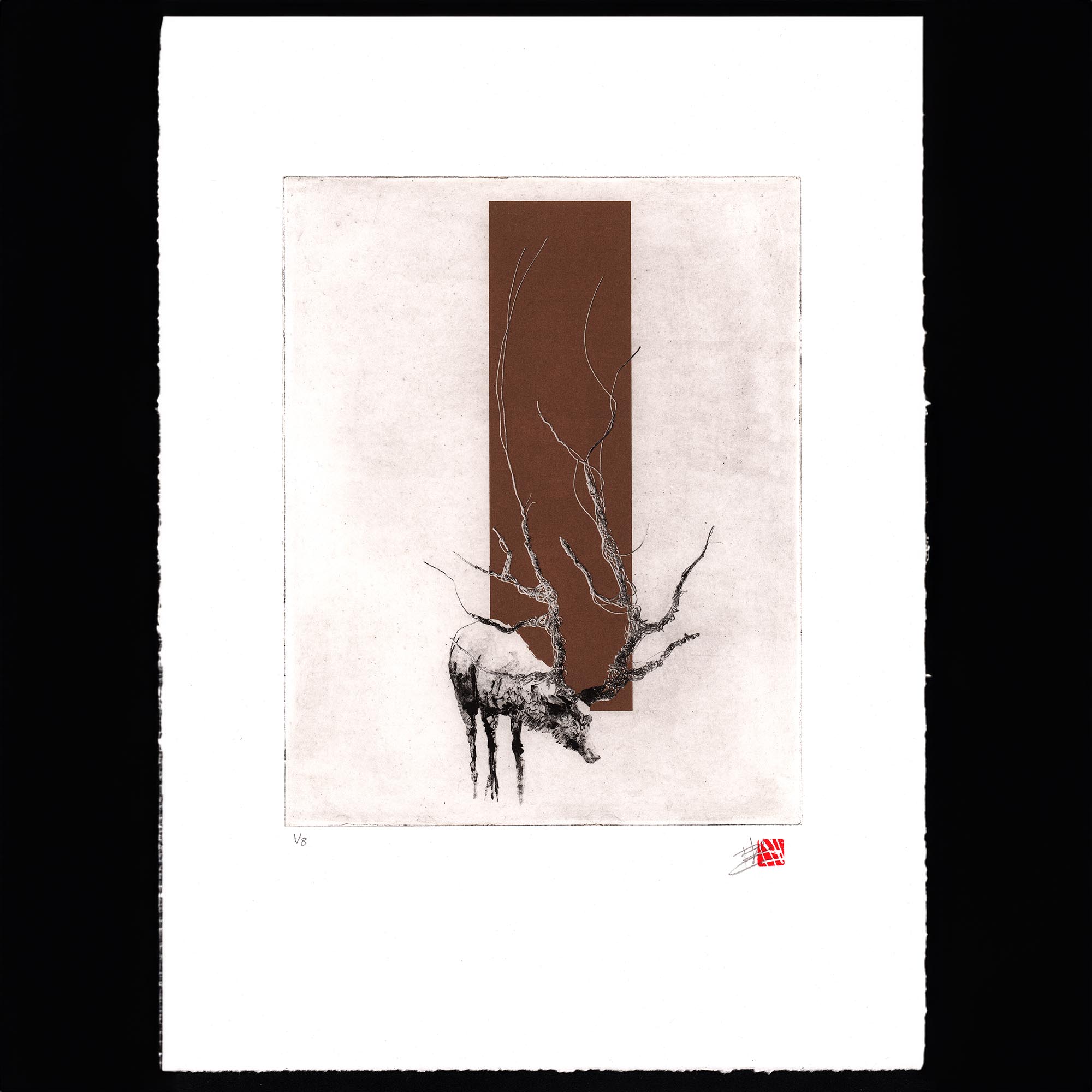 Gravure originale d'art contemporain The Deer de Clément Scarpi. Estampe d'art représentant un cerf aux bois texturés semblables à des branches d'arbres, superposé sur un rectangle vertical or, imprimée sur papier d'art blanc à bords frangés avec signature, sceau rouge et numérotation d'arti