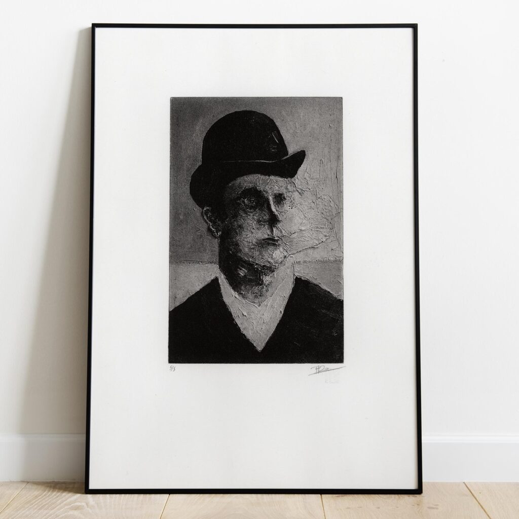 Gravure originale surréaliste The Derby Hat par Clément Scarpi, estampe noire et blanche d'un portrait au chapeau melon.