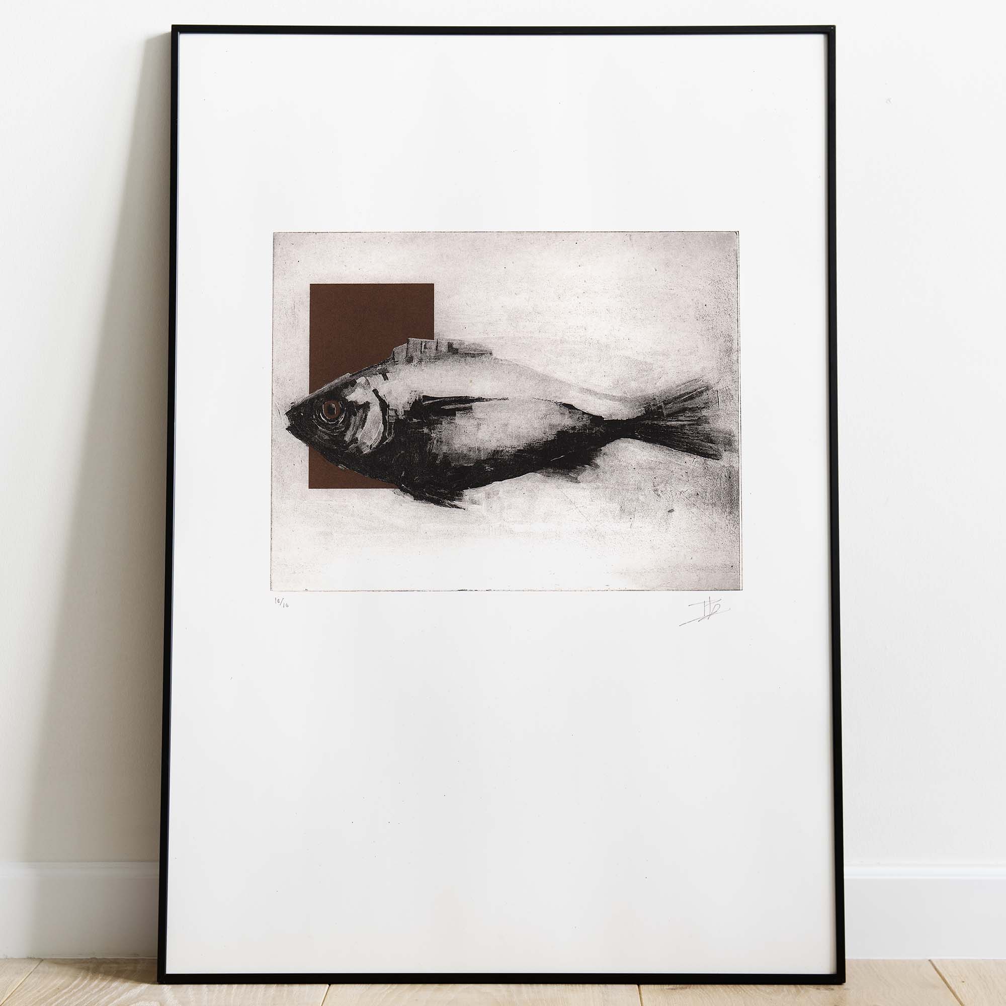 Gravure contemporaine "The Goldfish" sur papier d'art blanc, représentant un poisson texturé en noir et blanc devant un rectangle marron, signée et numérotée "10/10" au crayon dans la marge inférieure.