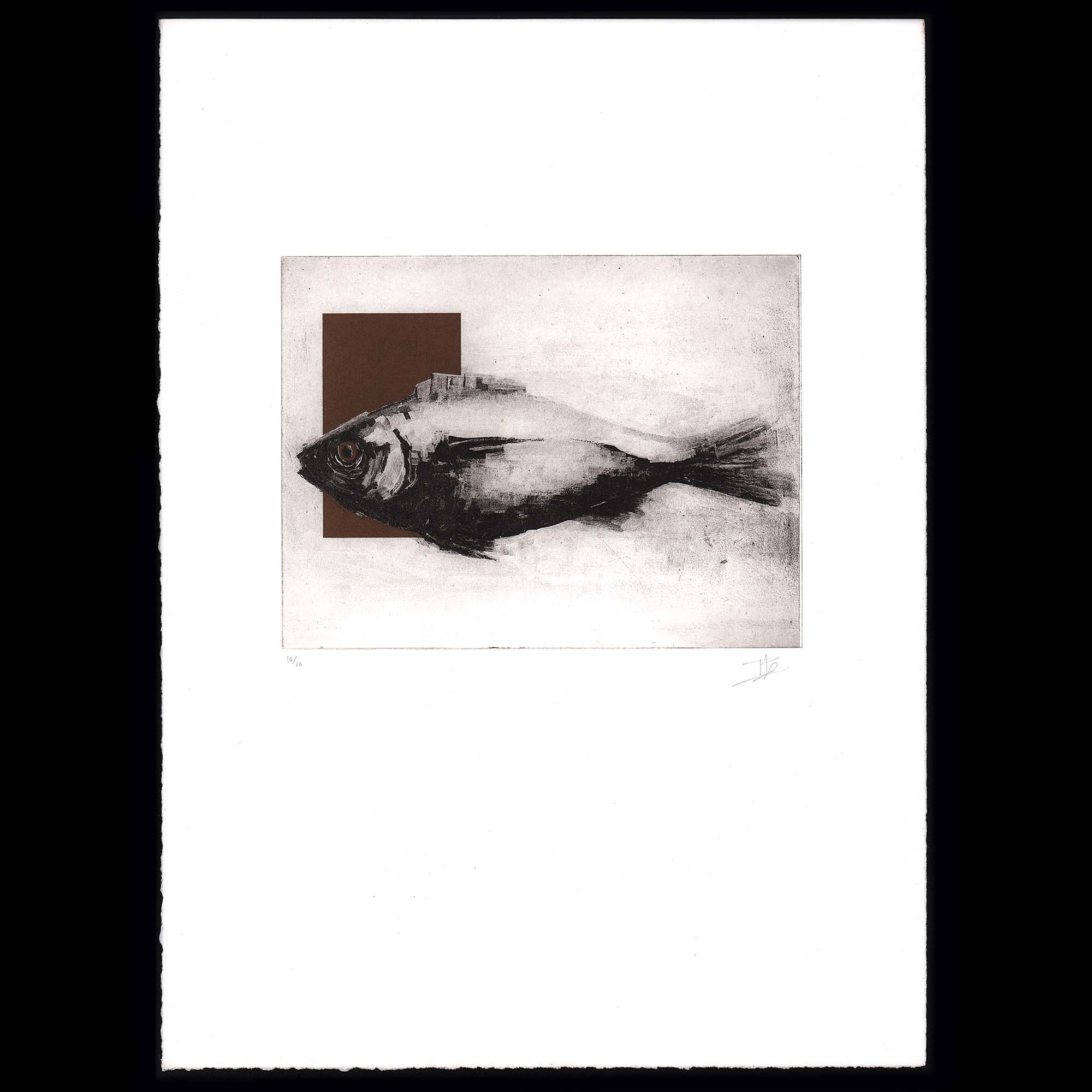 Gravure contemporaine "The Goldfish" sur papier d'art blanc, représentant un poisson texturé en noir et blanc devant un rectangle marron, signée et numérotée "10/10" au crayon dans la marge inférieure.