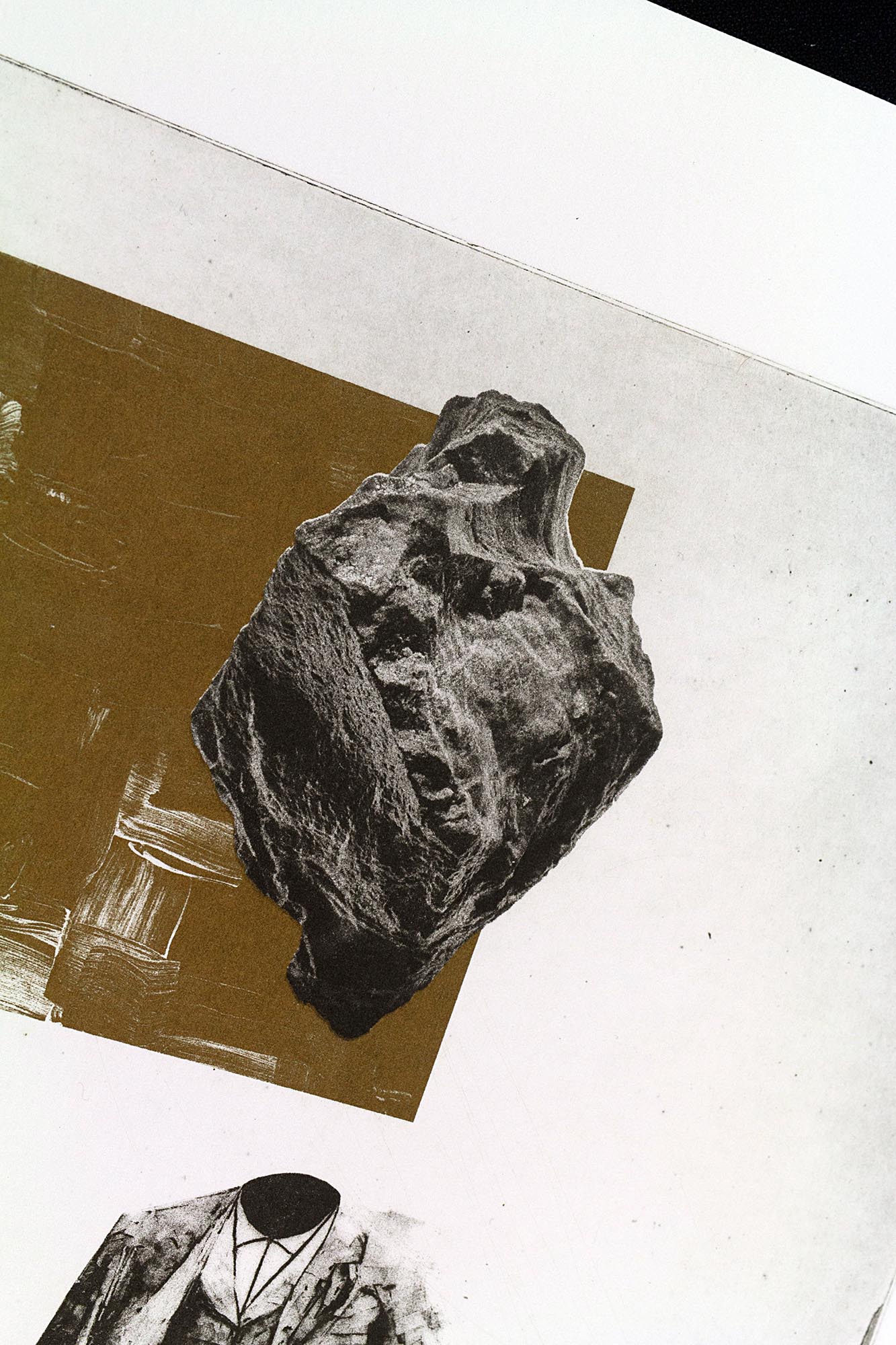 Gravure originale surréaliste The Headstone par Clément Scarpi, estampe noire et blanche avec un homme à tête de rocher.