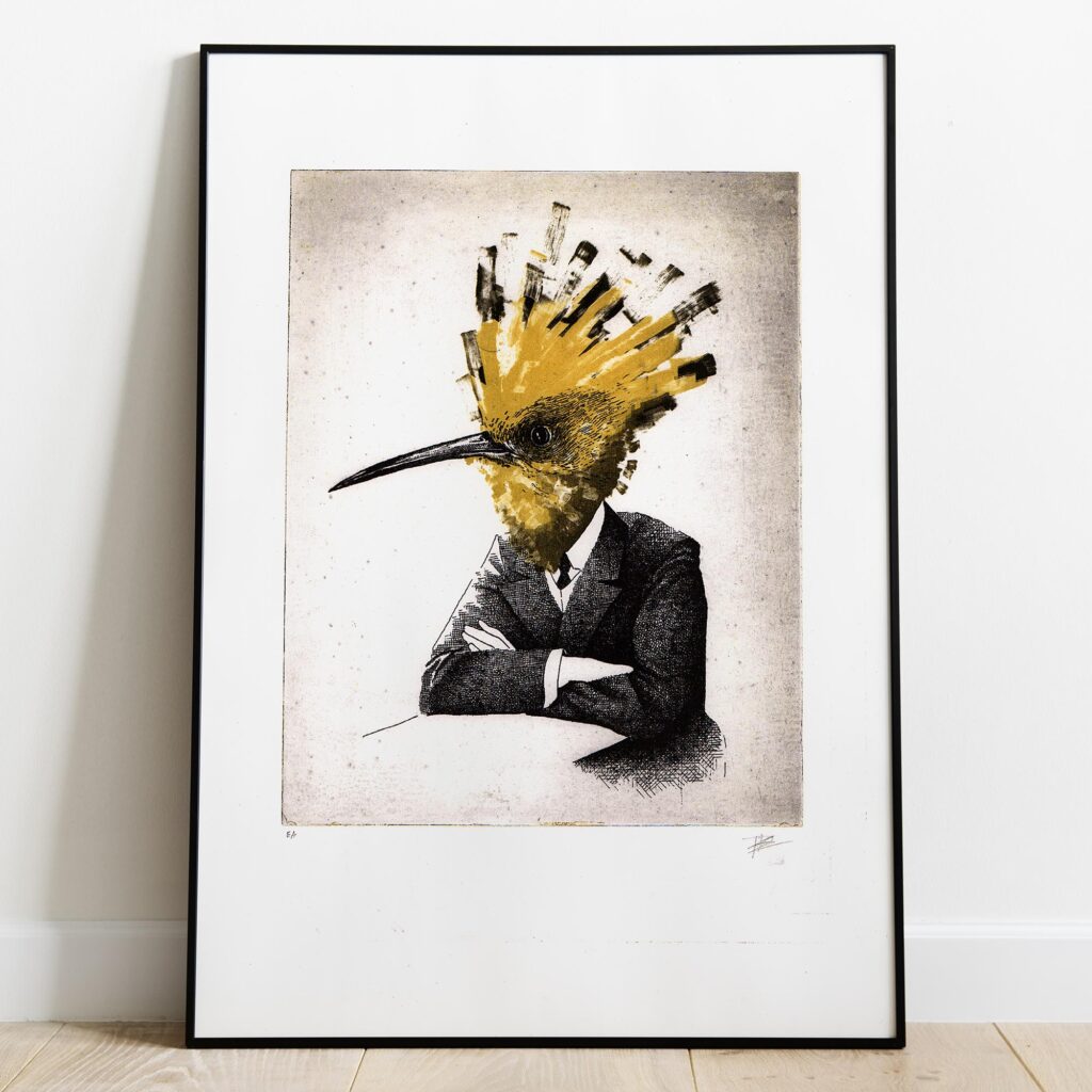 Gravure originale intitulée The Hoopoe par l'artiste Clément Scarpi, représentant un personnage surréaliste au corps d'homme en costume assis les bras croisés et à la tête d'oiseau huppe fasciée texturée de couleur jaune doré, présentée sous cadre noir