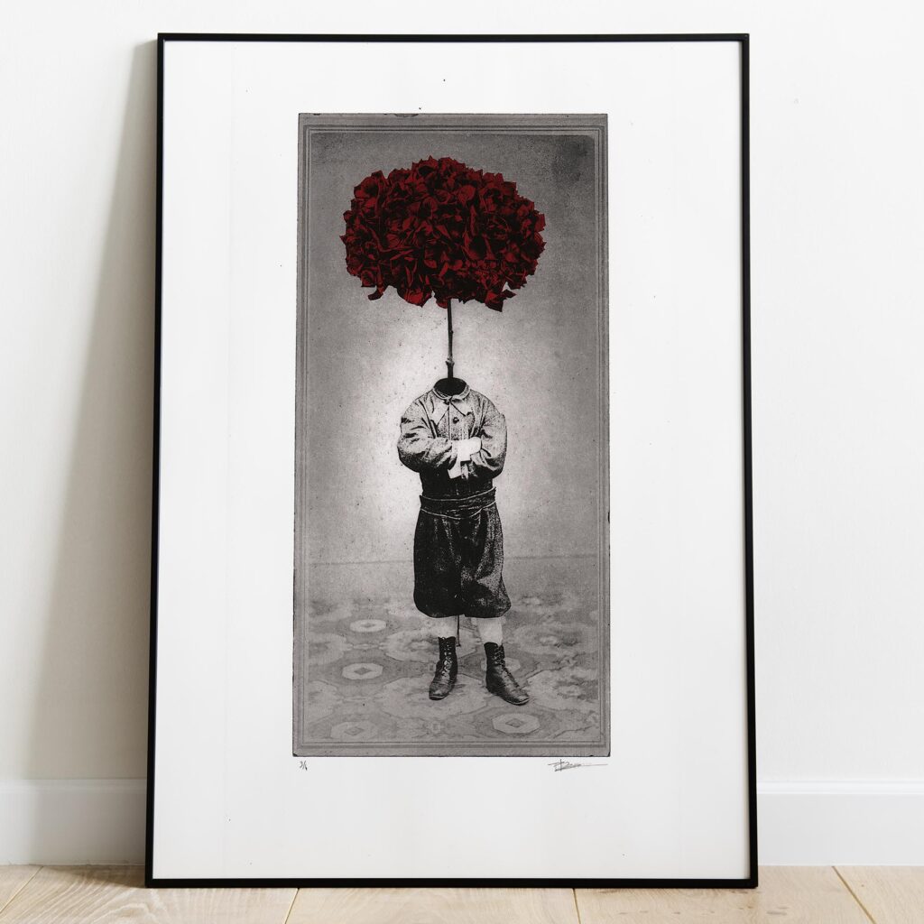 Gravure originale surréaliste The Hydrangea par Clément Scarpi, estampe noire et blanche avec une fleur d'hortensia rouge.